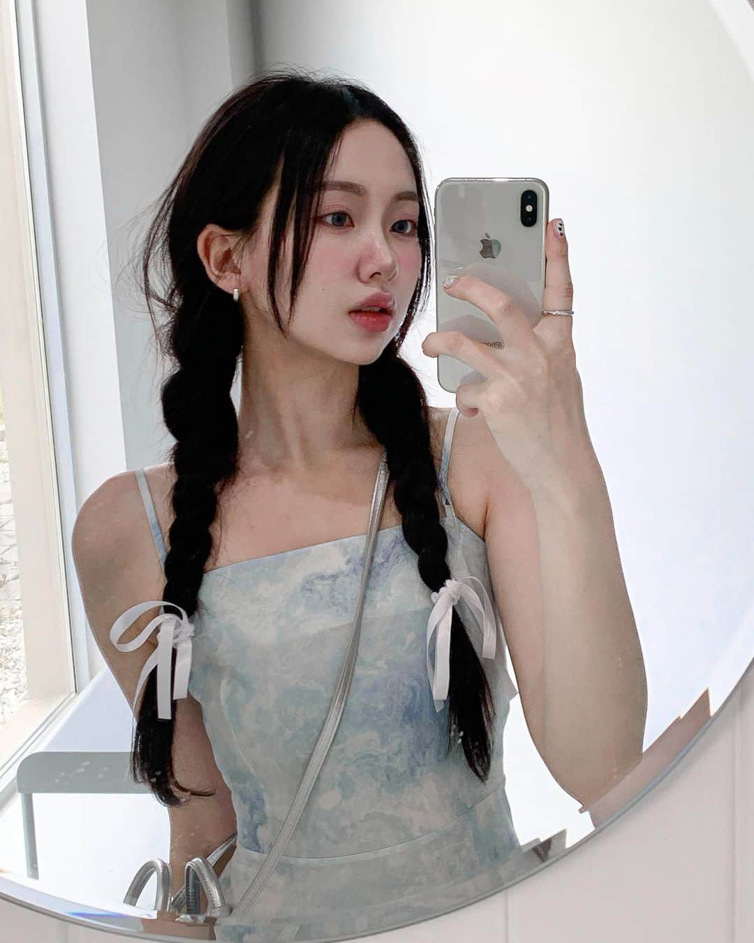 シン・ジインのインスタグラム：「제작 원피스 막바지라 기분 좋아서 갑분 이벤트.. 🪄  간단하게 좋아요 누르고 댓글에 하트 하나 달고 가시면 뽑아서  첫 제작 원피스 보내드릴게요 🦋🎀   무슨색이 더 예쁜지 하트로 알려줘! 하늘색은 💙 이거 핑크색은 💗 이거  제작 원피스 오픈 예정은 7월 5일 쯤.. 🖤 당첨자는 30일 스토리로 발표🎀」
