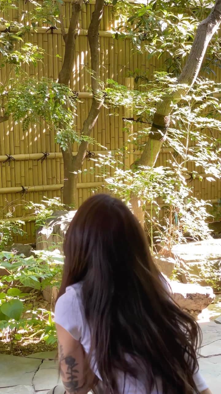 のインスタグラム：「Sharing a slice of where I find peace and calmness. I hope you’re well.💚 #home」