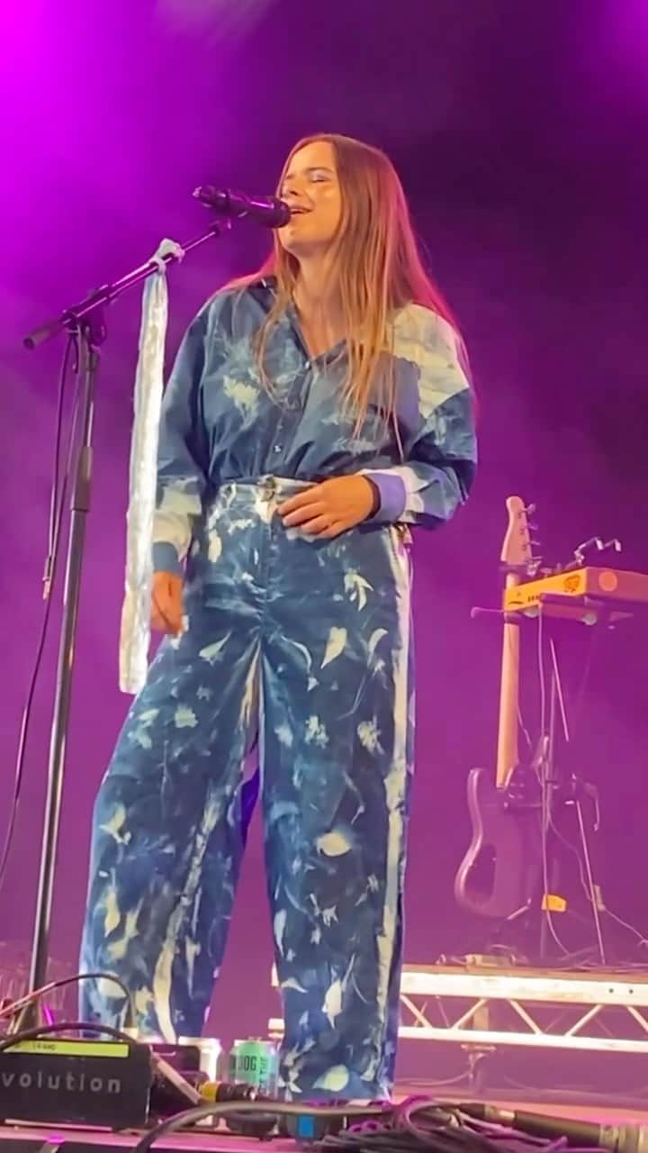 ガブリエル・アプリンのインスタグラム：「How we made my Glastonbury outfit! I love making things 🌝 we recycled a pair of white linen trousers and a bed sheet into my cyanotype dreams. Another collaboration with the sun! 🌞   #glastonbury #slowfashion」