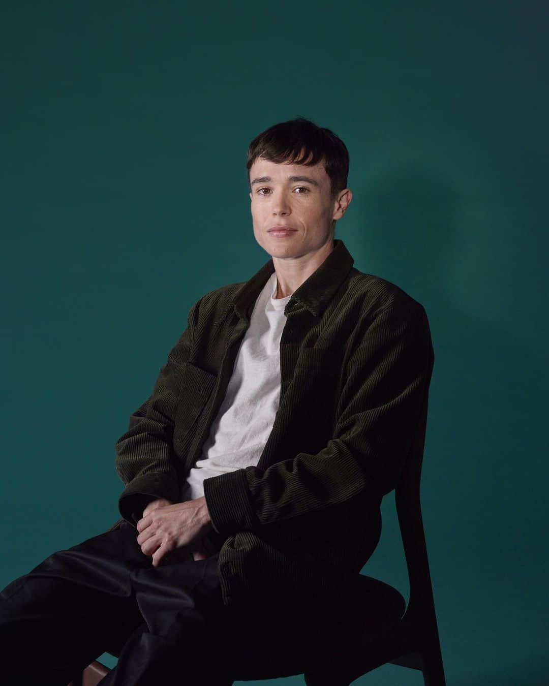 ELLE Brasilのインスタグラム：「Na semana do Dia Internacional do Orgulho LGBTQIA+, indicamos o texto "Memórias de uma transição" da #ELLEView de junho, que conta a história do ator trans @elliotpage, narrada na autobiografia "Pageboy", lançada este mês no Brasil. Segundo Page, as roupas fizeram parte do desconforto durante toda a sua vida, lhe causando um sofrimento profundo de disforia corporal. “Imagine a coisa mais desconfortável e mortificante que você poderia vestir. Você se contorce na própria pele, quer arrancá-la do corpo, rasgá-la inteira, mas não consegue. Dia após dia", escreveu. Nessa matéria, a jornalista @carolinavasone dá mais detalhes sobre a obra. Imperdível.   Já assina a #ELLEView? Então corra para o nosso site pra não perder nenhum conteúdo exclusivo da nossa revista digital.」