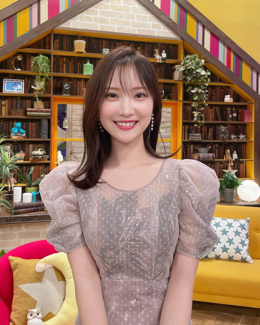 のインスタグラム：「. 先週のよるブラ衣装👗  実は背中が開いていました🙊  蒸し暑いですが 体温調節して乗り切りましょう🙌  明日もひるおび中継 よるのブランチ ご覧ください💕  . . . .」