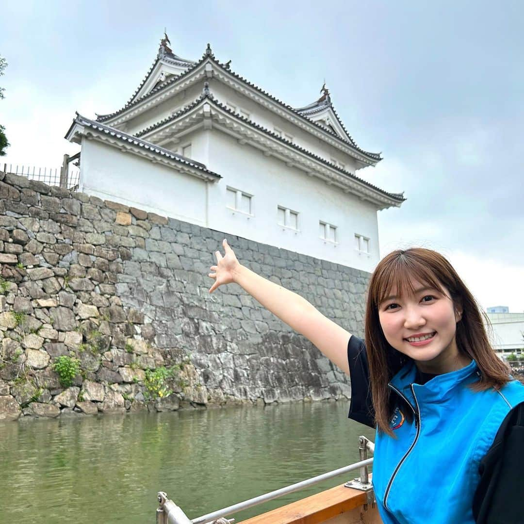 山﨑加奈のインスタグラム：「・ 今日のTHE TIME,中継🏯 いま徳川家康フィーバーに沸く駿府城のお堀を遊覧できる、"葵舟"からお伝えしました🚤 見どころの一つは、平成になってから復元された石垣と、1607年の築城当時の石垣が隣り合わせで並んでいるところ！(1枚目) 400年もの時代の流れを感じますよね☺️  舟に乗らないと見えない景色を味わえます🙌🏻 皆さんも、家康が愛したまち・静岡の葵舟、ぜひ乗ってみてください✨ ・ #thetime_tbs  #静岡観光 #sbs静岡放送  #静岡市 #駿府城 #駿府城公園  #葵舟 #お堀めぐり  #徳川家康 #家康公  #アナウンサー #山﨑加奈」