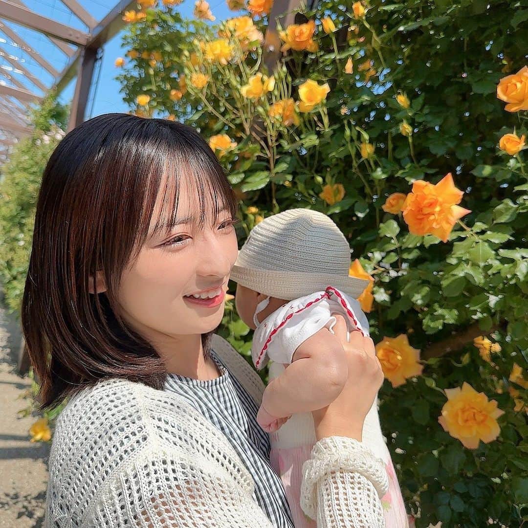 井口眞緒さんのインスタグラム写真 - (井口眞緒Instagram)「先日新潟に帰った時に行ったキラキラマーケットのお花畑💐 とても綺麗で映えスポットになってました♡  そして昨日までお母さんが東京に来てたので 娘と近くで待っててもらって ずっと行きたかった @yu_skin_c さんで 全身脱毛してもらいました！ (産後はお母さんが来てる時とか旦那が見れる土日に1人でしかできない予定を詰め込んでます)  授乳中はできないと思って諦めてたんだけど まさかの問題ないみたいでできました！  妊娠中、全身の体毛が濃くなって結婚式どうしようかと思ってたので、 授乳中でも脱毛できて めちゃくちゃ嬉しかったです♡  フォロワーさん限定で 5000円OFF orピーリングor美容注射をプレゼントしてくれるみたいなので 詳細は @yu_skin_c さんのスタッフの方に聞いてみてください✨」6月27日 22時24分 - iguchi.mao