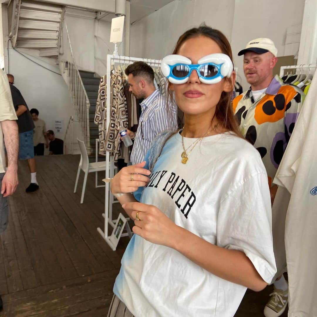 コモノのインスタグラム：「Merging a classic frame with an inflated form, discover the sunglasses designed by @jillfromshe, from our latest collab with @royalacademyantwerp ☁️  📸: @chaimabz」