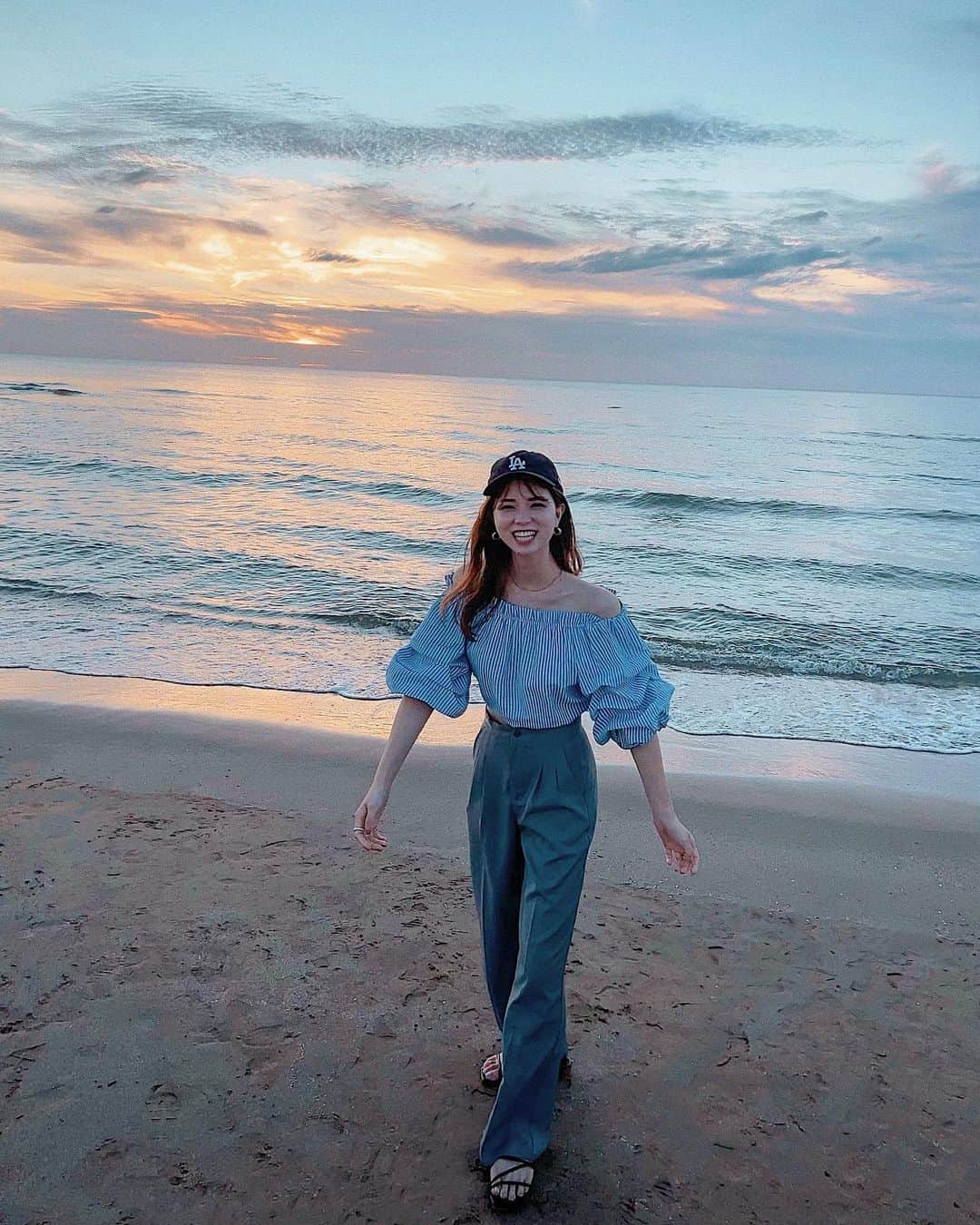 HONOさんのインスタグラム写真 - (HONOInstagram)「またsunset行きたいなぁ🌊🌅 . . . . . #sunset#海コーデ#夏コーデ#オフショル#スラックス#スラックスコーデ#キャップコーデ#キャップ女子#ドライブコーデ#デートコーデ#大人カジュアル#大人カジュアルコーデ#キレイめカジュアル#キレイめカジュアルコーデ#ラフコーデ#サンダルコーデ」6月27日 22時39分 - honooo117