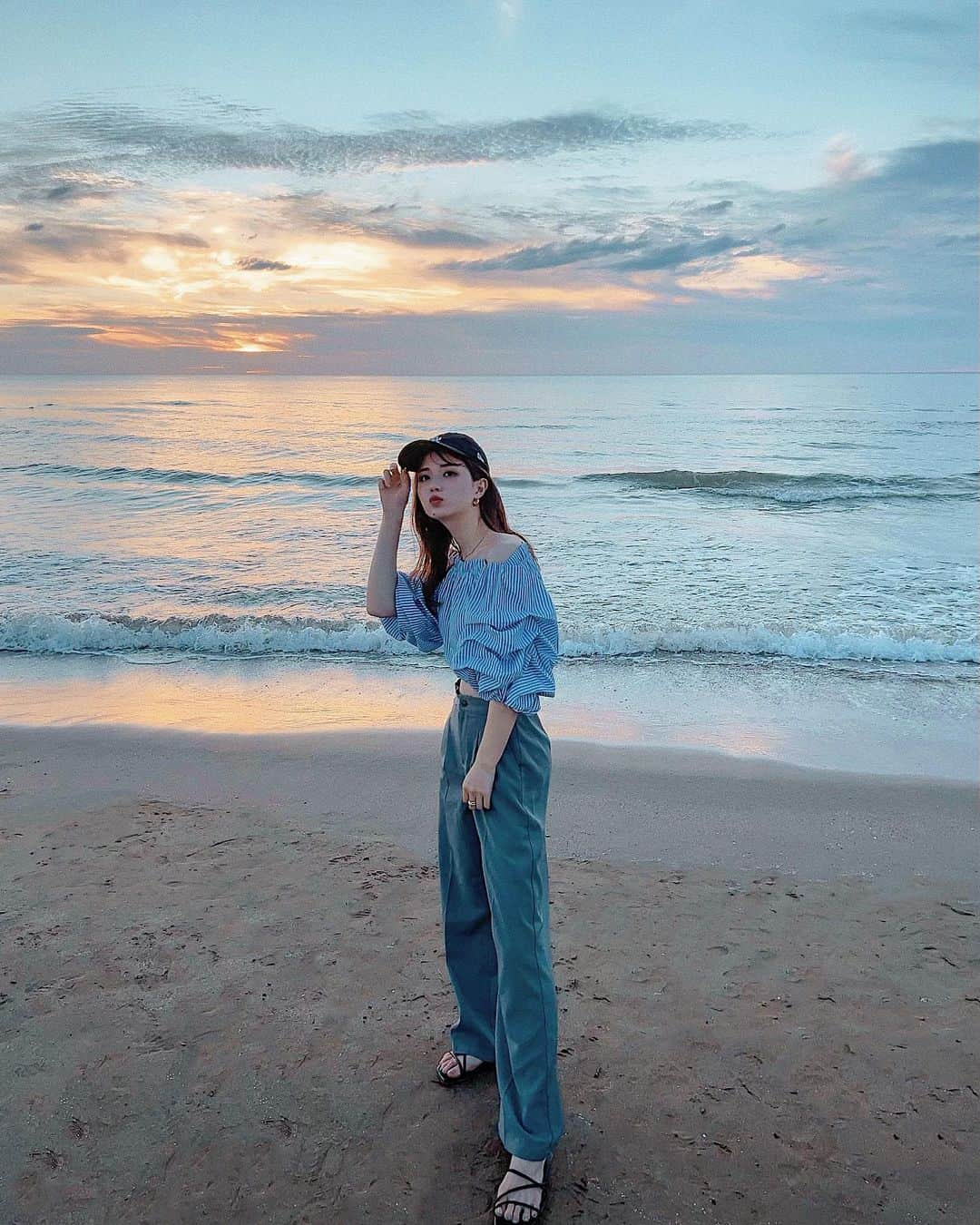 HONOさんのインスタグラム写真 - (HONOInstagram)「またsunset行きたいなぁ🌊🌅 . . . . . #sunset#海コーデ#夏コーデ#オフショル#スラックス#スラックスコーデ#キャップコーデ#キャップ女子#ドライブコーデ#デートコーデ#大人カジュアル#大人カジュアルコーデ#キレイめカジュアル#キレイめカジュアルコーデ#ラフコーデ#サンダルコーデ」6月27日 22時39分 - honooo117