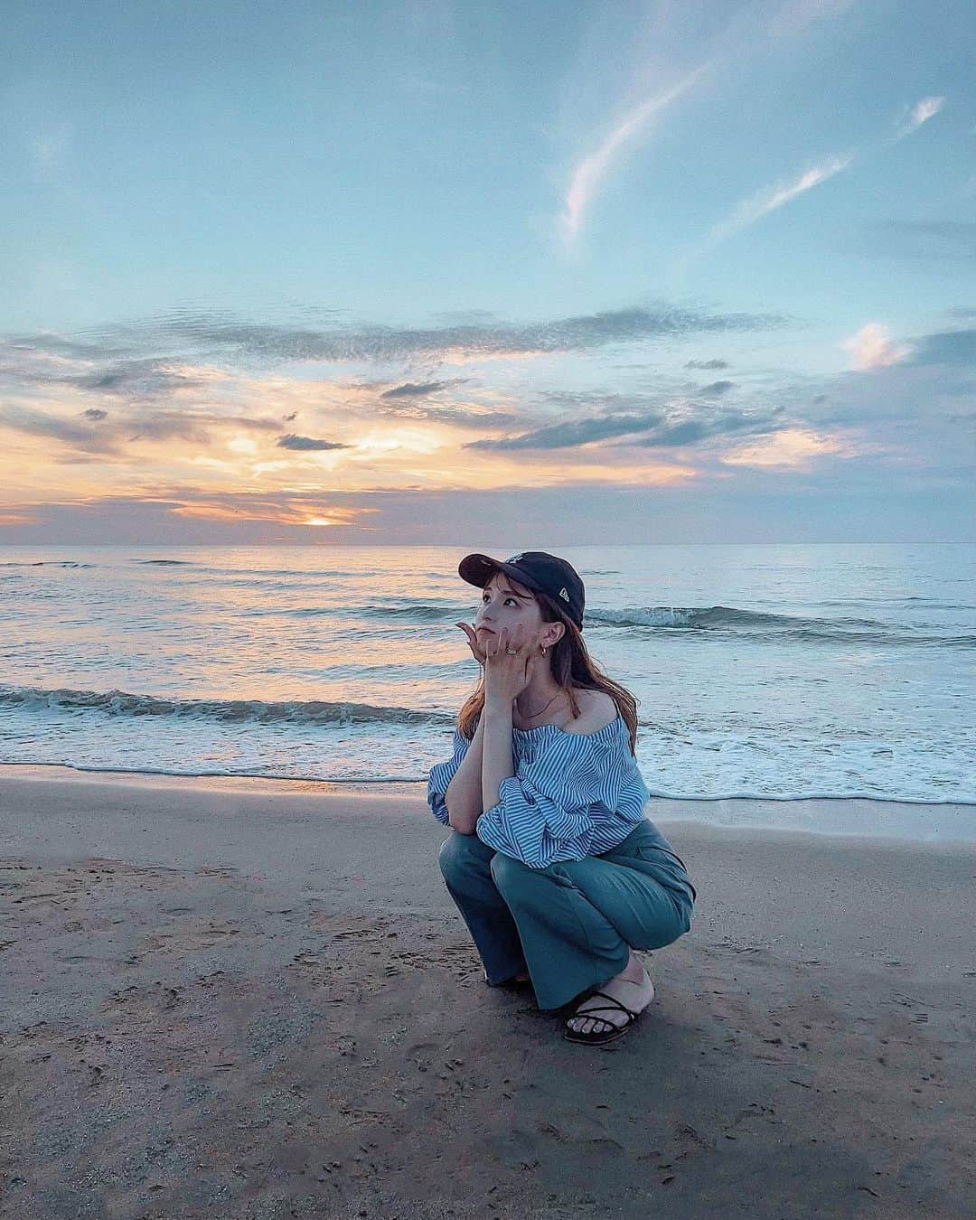 HONOさんのインスタグラム写真 - (HONOInstagram)「またsunset行きたいなぁ🌊🌅 . . . . . #sunset#海コーデ#夏コーデ#オフショル#スラックス#スラックスコーデ#キャップコーデ#キャップ女子#ドライブコーデ#デートコーデ#大人カジュアル#大人カジュアルコーデ#キレイめカジュアル#キレイめカジュアルコーデ#ラフコーデ#サンダルコーデ」6月27日 22時39分 - honooo117
