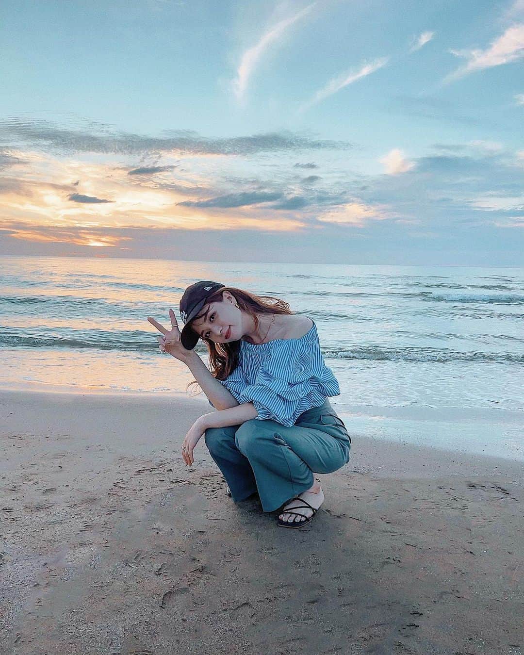 HONOのインスタグラム：「またsunset行きたいなぁ🌊🌅 . . . . . #sunset#海コーデ#夏コーデ#オフショル#スラックス#スラックスコーデ#キャップコーデ#キャップ女子#ドライブコーデ#デートコーデ#大人カジュアル#大人カジュアルコーデ#キレイめカジュアル#キレイめカジュアルコーデ#ラフコーデ#サンダルコーデ」