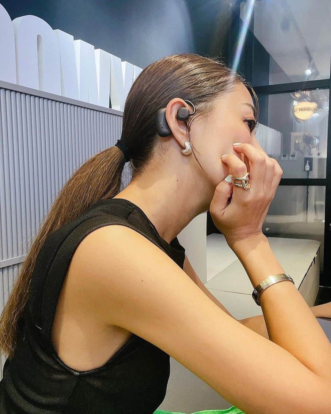 福井仁美さんのインスタグラム写真 - (福井仁美Instagram)「ここ最近の大ヒット🎶 @nwm_jp の耳に差し込まないイヤホン！  周りの音も普通に聞こえながら、イヤホンからの音も聞こえるの！  時代の進化を感じすぎるアイテム‼︎  人が話しかけてきたらそのまま話せる イヤホンはオンライン会議の時や、移動で音楽聴いたりたくさん出番がある中で  外の音がシャットダウンされるのはなかなか不便。イヤホンつけてるから聞こえなかったなんてことはなくなり、自分の周りから見えないスピーカーで流れてくる感覚🔊  “周囲とつながる”イヤホン。 納得！共感‼︎ こんなの待ってた‼︎  NTTの新技術PSZ技術機能搭載で音漏れはほぼほぼ0に近い。  あ〜生活がものすごく快適♡  没頭する為のイヤホンから、一緒に暮らせちゃうイヤホン。  7/10まで @nwm_jpフォローで10人にnwmが当たるキャンペーンもやってるよ！  #nwm #ヌーム #ながら聴き」6月27日 22時40分 - hitton28