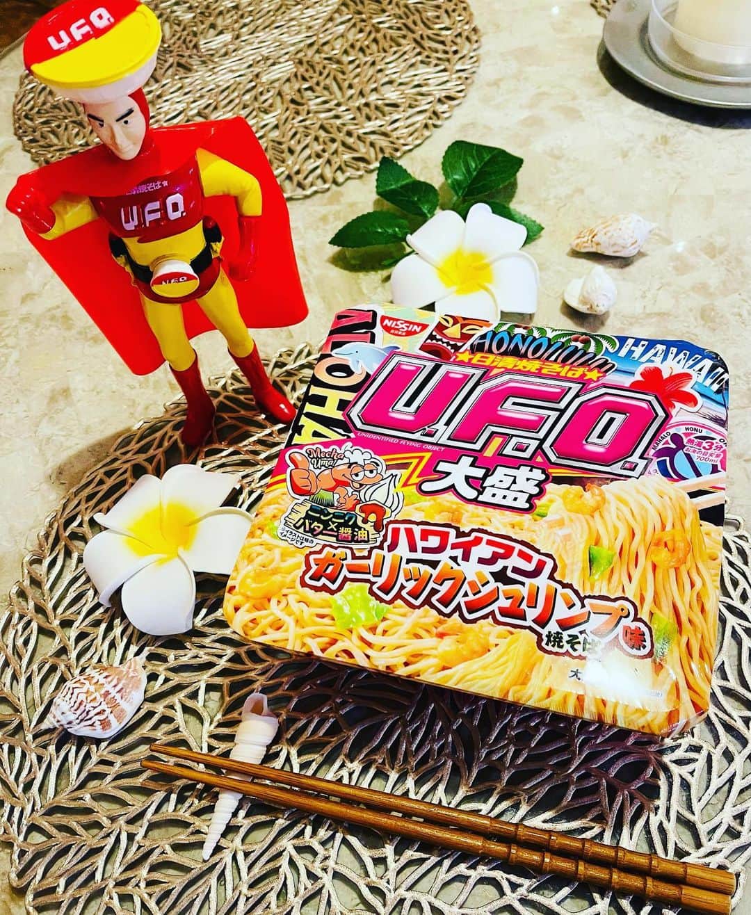 マイケル富岡さんのインスタグラム写真 - (マイケル富岡Instagram)「Aloha〜♡ヤキソバン今宵のパワーめしは…待ってました‼︎ 『ハワイアンUFO』♡可愛いすぎるパッケージの中身は…ガツンとニンニク×バター×ガーリックシュリンプ♪mecha uma! マイコー テンションマックス〜♪#パワーめし #日清 #焼きそば #日清焼きそば #日清焼きそばufo #power #powermeal #shooting #location #actor #actorslife #ambassador #マイケル富岡 #ヤキソバン #ヒーロー #俳優 #タレント #love #ロケ #アンバサダー #ハワイアン #ガーリックシュリンプ #aloha #hawaii #mahalo #summer #夏 #夏男」6月27日 22時40分 - michaeltomioka