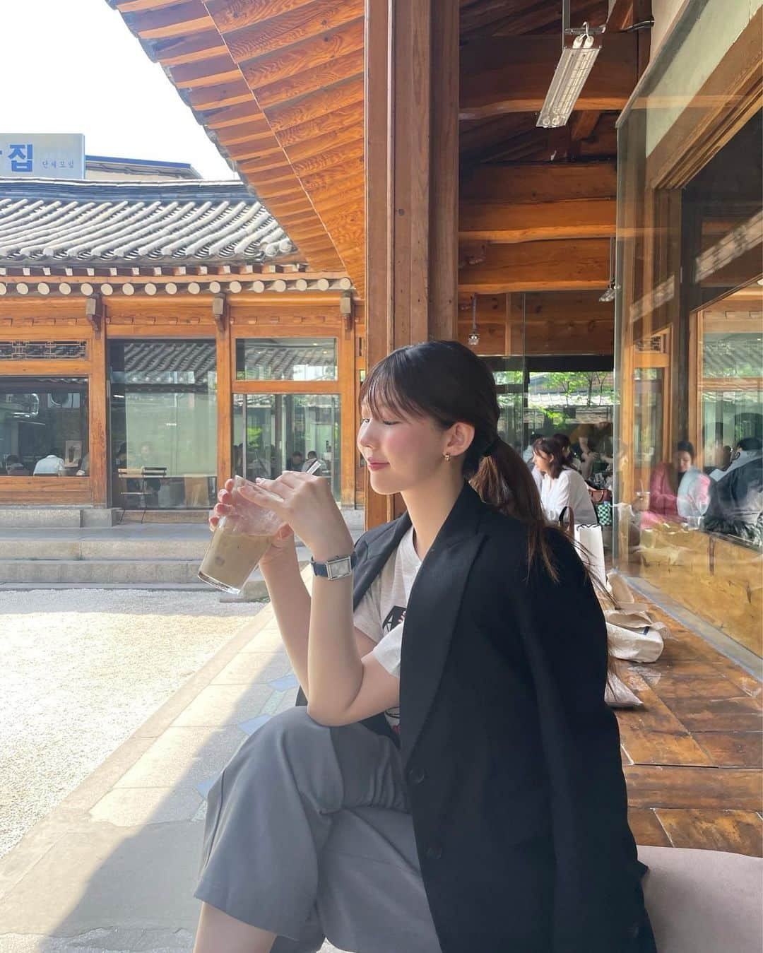 松田紗和のインスタグラム：「韓国で有名なカフェ☕️🤍 並ぶの大嫌いやけどせっかく行ったので渋々並んだ。笑 そして欲張っていっぱい食べた😂  #韓国カフェ#韓国旅行#韓国グルメ#韓国ファッション#カフェオニオン#cafeonion#koreatravel#koreanfood」