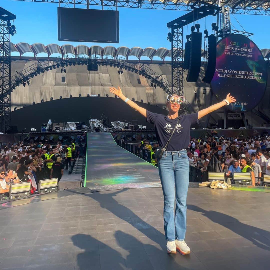 カロリーナ・コストナーさんのインスタグラム写真 - (カロリーナ・コストナーInstagram)「Sul palco a San Siro! Non esiste un modo migliore per iniziare la settimana! Grazie @coldplay per la serata magica! Ci vediamo tutti qui nel 2026 per @milanocortina2026 ❤️ On stage in San Siro stadium! No better way to start the week! Thank you #coldplay for the magical evening and see you all here in 2026 for @milanocortina2026.  @coldplay @olympics #coldplaymilano #sansiro #olympics #milanocortina2026」6月27日 22時33分 - mskostner