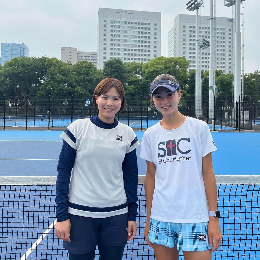 尾崎里紗のインスタグラム：「日本に帰国しているクロスリー真優ちゃんがグラムスリーの練習に来てます🎾 ⁡ チームセントクリストファー✨  @stchristopher.tennis  ⁡ ⁡」