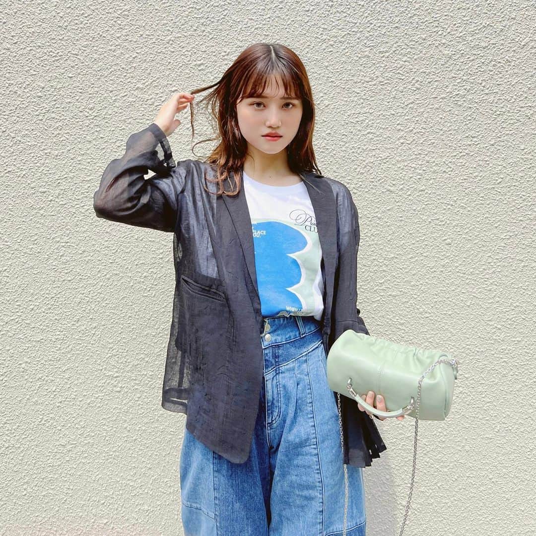 金光みり愛のインスタグラム：「ついにこのTシャツが発売になった💙 …と思ったら発売後すぐに全色完売しました🥲🌸  発売のタイミングでこのホワイトの着画投稿しようと思って写真撮ってたのせっかくなので載せる🙏🏻  スタンバイして買ってくださった皆さんありがとうございます💭💐 @priveve_priveve」