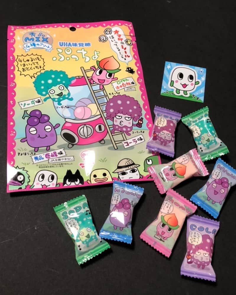 kerokerokingdxのインスタグラム：「キハラがキャラクターデザインとか パッケージデザインとか オマケのシール（全21種類)とか 包み紙のデザインとか やらせていただいた ぷっちょ<ぷっちょむらバージョン>第1弾がセブンイレブン限定で発売されました！ 皆様見かけたら是非〜！ #ぷっちょ  #ぷっちょむら」