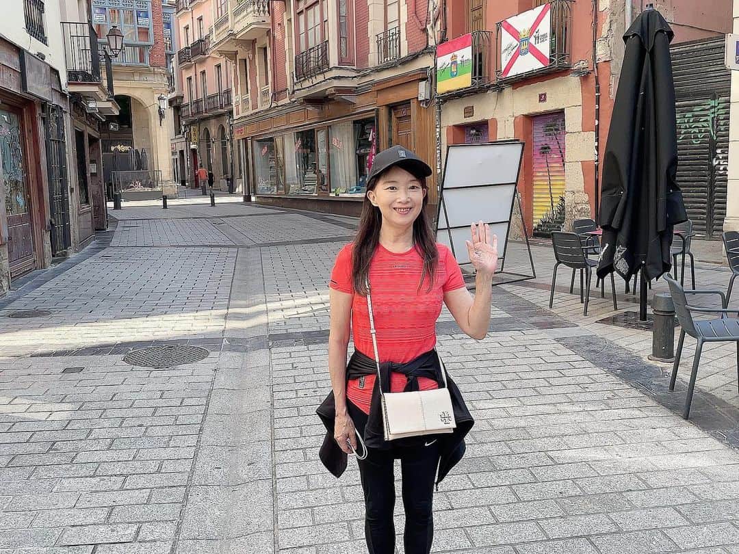 アグネス・チャンのインスタグラム：「來到Logrono,是西班牙北部的葡萄酒的產地。我們去參觀酒廠，博物館，吃當地的￼美食。和孩子談話，￼散步…很休閒和珍貴的時光。」