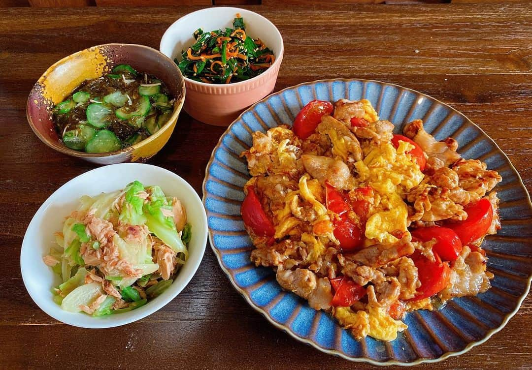 山崎ケイのインスタグラム：「🍚 豚肉トマトたまごの中華炒め キャベツとツナの麺つゆおかか和え きゅうりもずく酢 ニラとにんじんのナムル  🍱豚肉トマトたまごの中華炒め🍱 たまごにマヨネーズを入れて混ぜて、軽く炒めて取り出す。 油を引いて、にんにくと生姜のみじん切と、豚肉に醤油と酒と片栗粉をまぶしたのを炒める。くし切りのトマトも一緒に炒めて、中華だしの素とオイスターソースを入れ、取り出したたまごを戻して炒めて完成👍 美味しいフルーツトマトで作ったので、大変美味しかった😋  #献立」