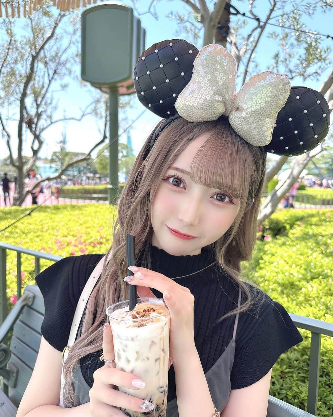 谷崎早耶さんのインスタグラム写真 - (谷崎早耶Instagram)「🐭🎀  ディズニーランドの思い出（´-`）.｡oO  先月行ったときの、ふぉとばいなんかちゃんさん🫶🏻  ワンピース … #MISTREASS エクステとカラーは @chibachaan さんです…！！  ハイトーンに暗めコーデ、凄くすき〜〜☺️💐♡」6月27日 22時38分 - tanizaki_saya__