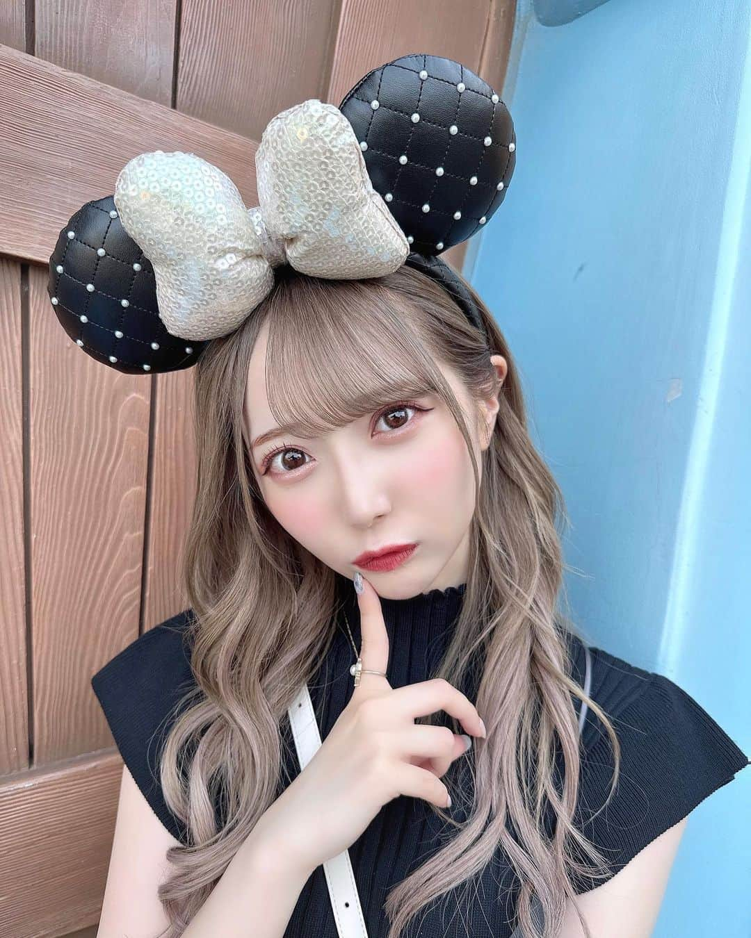 谷崎早耶さんのインスタグラム写真 - (谷崎早耶Instagram)「🐭🎀  ディズニーランドの思い出（´-`）.｡oO  先月行ったときの、ふぉとばいなんかちゃんさん🫶🏻  ワンピース … #MISTREASS エクステとカラーは @chibachaan さんです…！！  ハイトーンに暗めコーデ、凄くすき〜〜☺️💐♡」6月27日 22時38分 - tanizaki_saya__