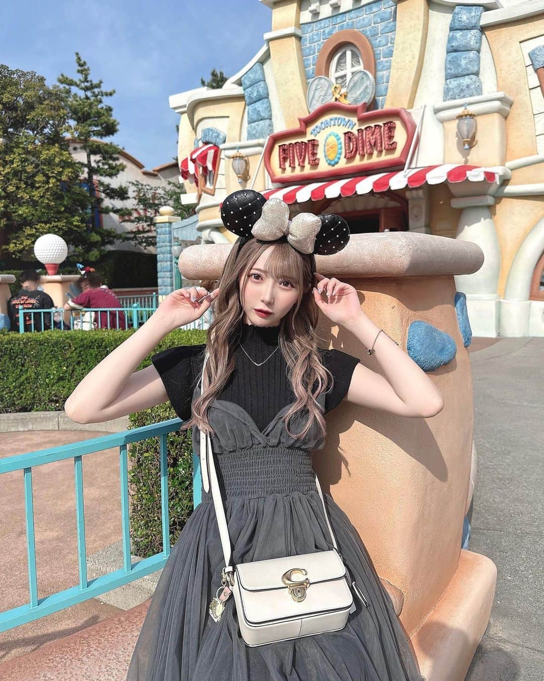 谷崎早耶さんのインスタグラム写真 - (谷崎早耶Instagram)「🐭🎀  ディズニーランドの思い出（´-`）.｡oO  先月行ったときの、ふぉとばいなんかちゃんさん🫶🏻  ワンピース … #MISTREASS エクステとカラーは @chibachaan さんです…！！  ハイトーンに暗めコーデ、凄くすき〜〜☺️💐♡」6月27日 22時38分 - tanizaki_saya__