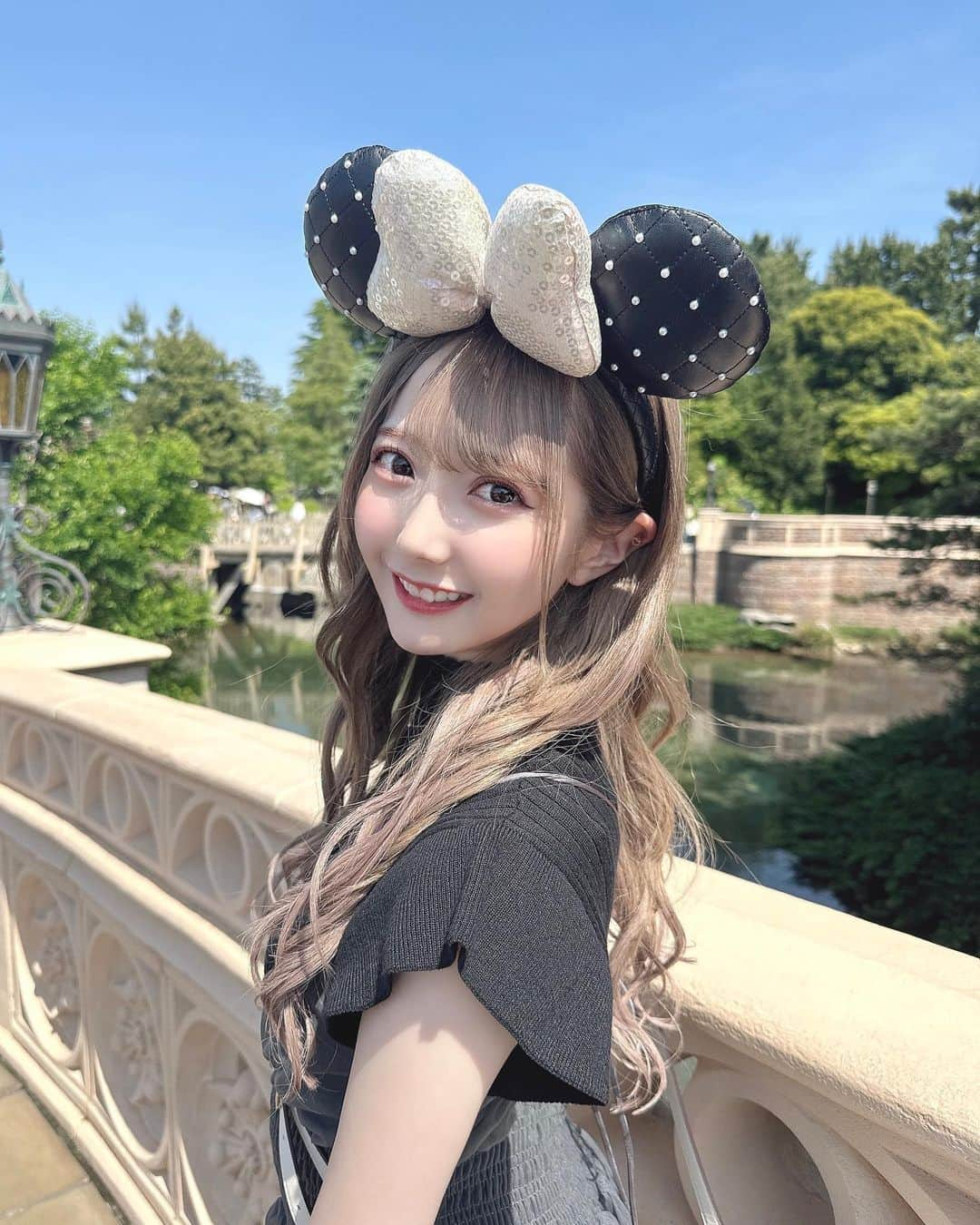 谷崎早耶さんのインスタグラム写真 - (谷崎早耶Instagram)「🐭🎀  ディズニーランドの思い出（´-`）.｡oO  先月行ったときの、ふぉとばいなんかちゃんさん🫶🏻  ワンピース … #MISTREASS エクステとカラーは @chibachaan さんです…！！  ハイトーンに暗めコーデ、凄くすき〜〜☺️💐♡」6月27日 22時38分 - tanizaki_saya__