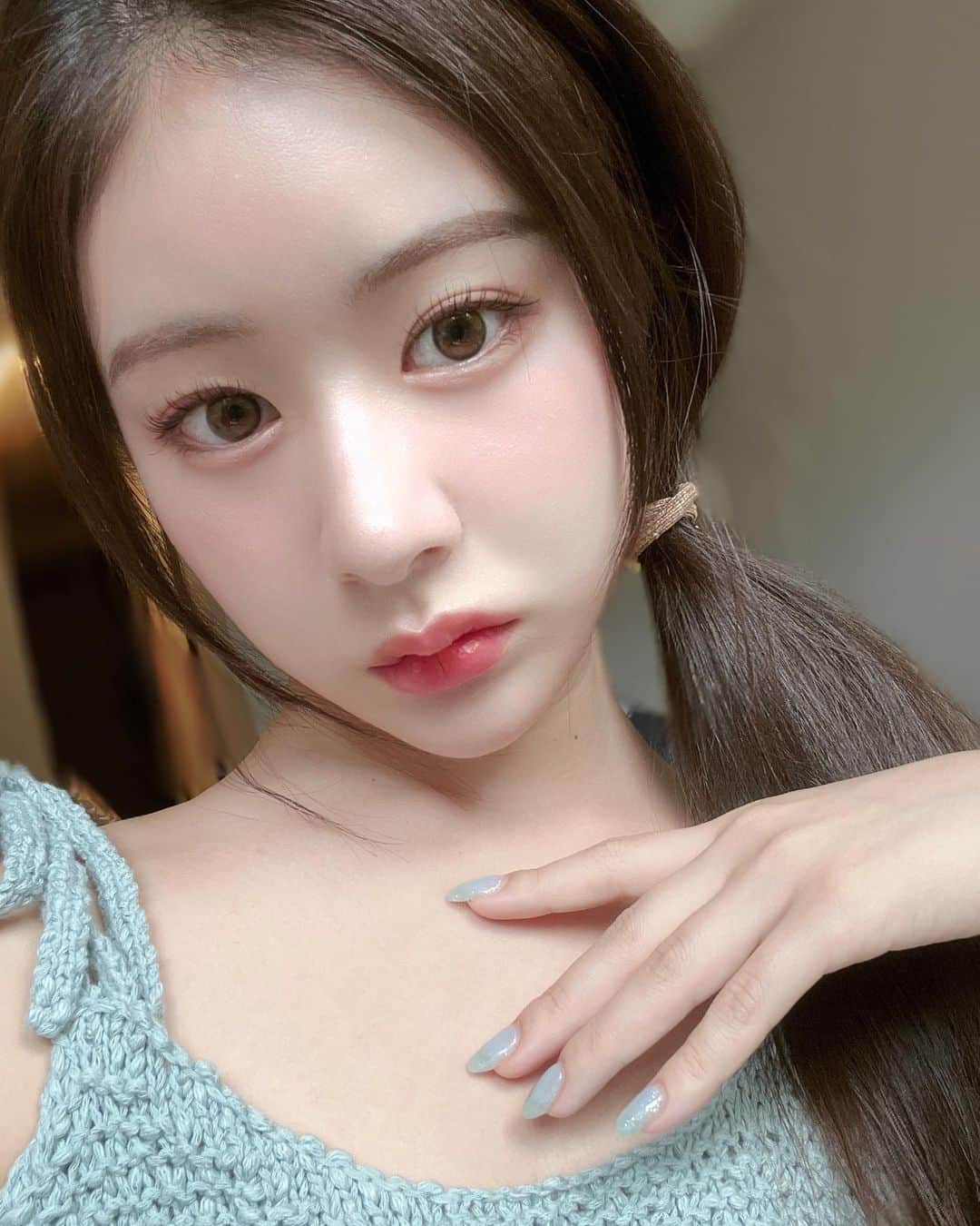 加藤美南のインスタグラム：「水光感のあるナチュラルなカラコンが新しく発売されたのでつけてみました🧚🏻🧚🏻 どっちも凄くちゅるんと自然なカラコンでお気に入り🩷  #chusme #チューズミー #モテカラコン #ゆうこす　 #水光レンズ #水光カラコン #韓国風カラコン #グロスブラウン #ティアーオリーブ #pr  @chusme_official」