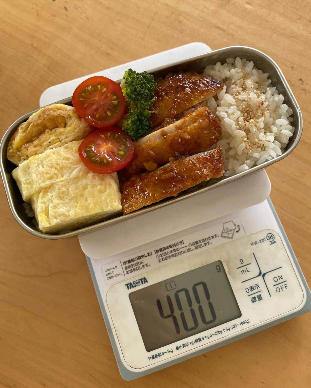 迫田愛子さんのインスタグラム写真 - (迫田愛子Instagram)「⁡ 天才AIKO弁当👩🏽‍🍳 息子5歳のお弁当👦🏽💛 ⁡ 写真の最後にお弁当の重さ測ってるんだけど。。 中身だけで毎日約400g完食。笑 ⁡ 食べ応えの為にオカズの下にも米。 基本丼になっちゃう。 おっさんみたいなお弁当だよね🤣 ⁡ ⁡ #天才AIKO食堂 #AIKO食堂 #aikocooking #cooking #料理  #おうちごはん #和食 #japanesefood #instafood #instadelicious #homeparty」6月27日 22時45分 - aiko_esnail