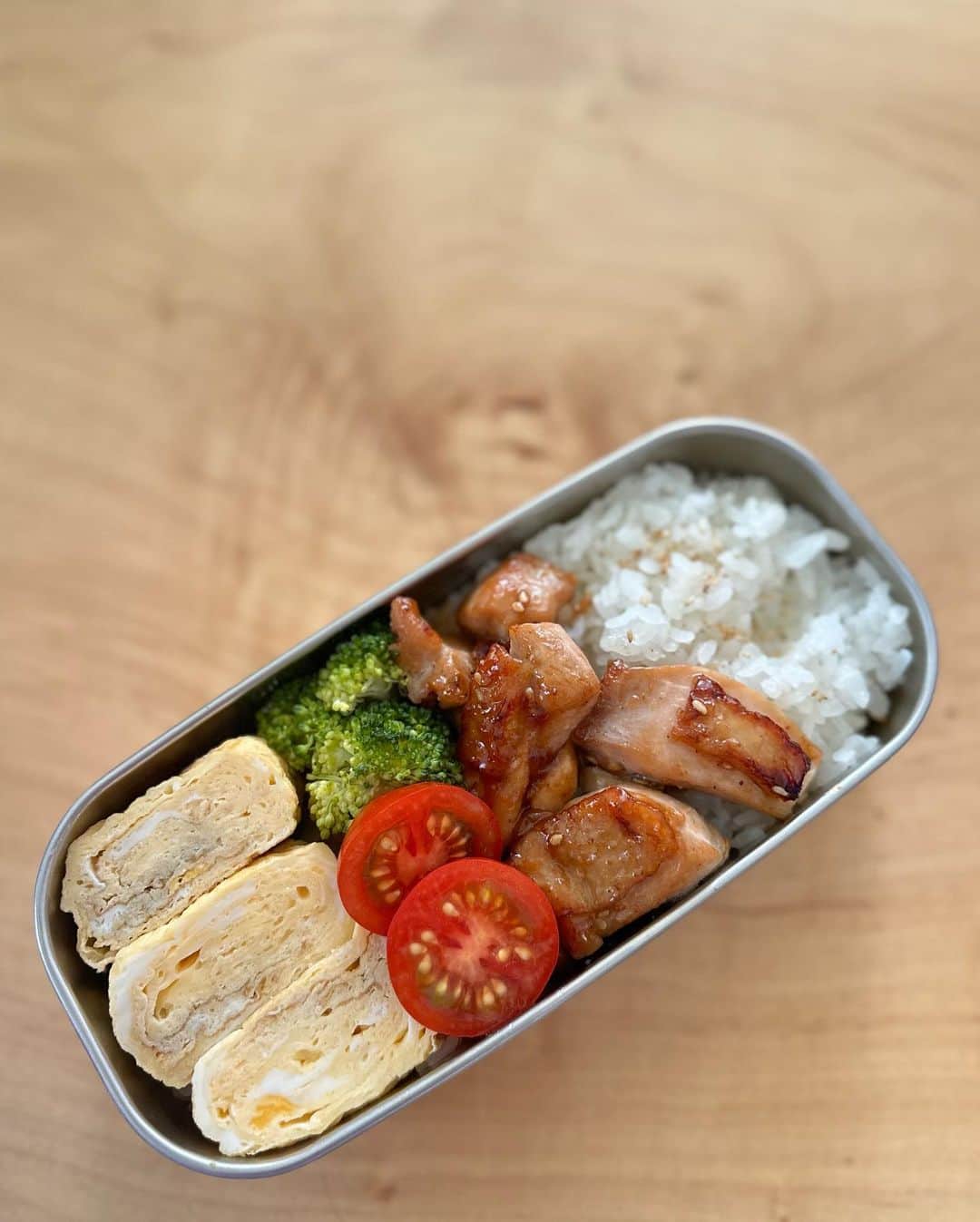 迫田愛子さんのインスタグラム写真 - (迫田愛子Instagram)「⁡ 天才AIKO弁当👩🏽‍🍳 息子5歳のお弁当👦🏽💛 ⁡ 写真の最後にお弁当の重さ測ってるんだけど。。 中身だけで毎日約400g完食。笑 ⁡ 食べ応えの為にオカズの下にも米。 基本丼になっちゃう。 おっさんみたいなお弁当だよね🤣 ⁡ ⁡ #天才AIKO食堂 #AIKO食堂 #aikocooking #cooking #料理  #おうちごはん #和食 #japanesefood #instafood #instadelicious #homeparty」6月27日 22時45分 - aiko_esnail