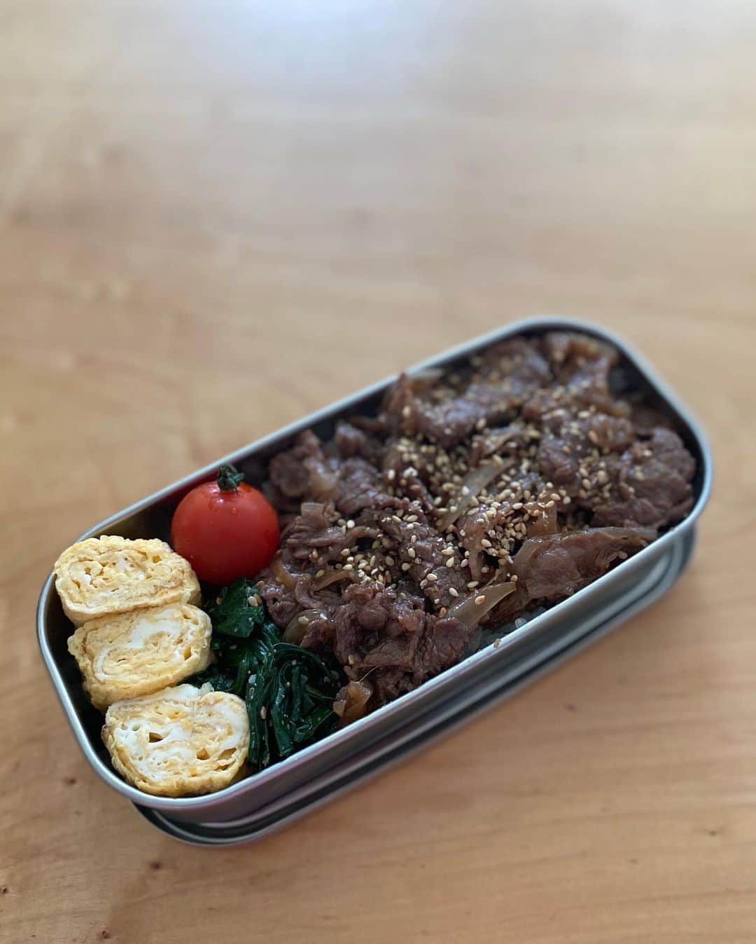 迫田愛子さんのインスタグラム写真 - (迫田愛子Instagram)「⁡ 天才AIKO弁当👩🏽‍🍳 息子5歳のお弁当👦🏽💛 ⁡ 写真の最後にお弁当の重さ測ってるんだけど。。 中身だけで毎日約400g完食。笑 ⁡ 食べ応えの為にオカズの下にも米。 基本丼になっちゃう。 おっさんみたいなお弁当だよね🤣 ⁡ ⁡ #天才AIKO食堂 #AIKO食堂 #aikocooking #cooking #料理  #おうちごはん #和食 #japanesefood #instafood #instadelicious #homeparty」6月27日 22時45分 - aiko_esnail