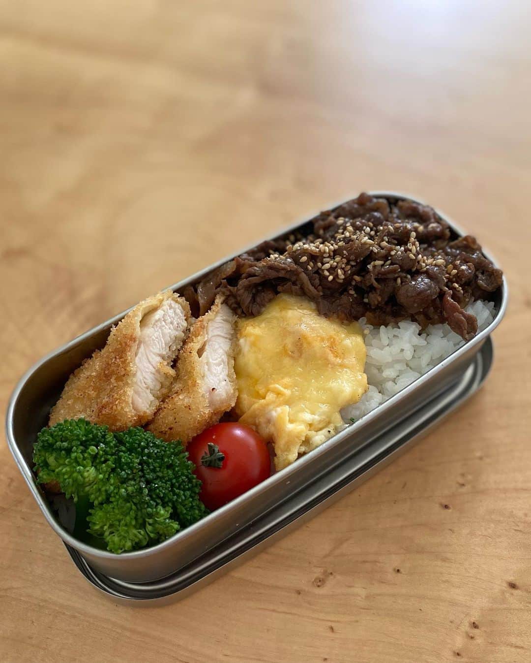 迫田愛子さんのインスタグラム写真 - (迫田愛子Instagram)「⁡ 天才AIKO弁当👩🏽‍🍳 息子5歳のお弁当👦🏽💛 ⁡ 写真の最後にお弁当の重さ測ってるんだけど。。 中身だけで毎日約400g完食。笑 ⁡ 食べ応えの為にオカズの下にも米。 基本丼になっちゃう。 おっさんみたいなお弁当だよね🤣 ⁡ ⁡ #天才AIKO食堂 #AIKO食堂 #aikocooking #cooking #料理  #おうちごはん #和食 #japanesefood #instafood #instadelicious #homeparty」6月27日 22時45分 - aiko_esnail