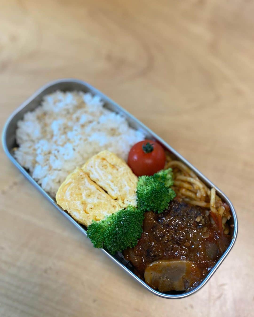 迫田愛子さんのインスタグラム写真 - (迫田愛子Instagram)「⁡ 天才AIKO弁当👩🏽‍🍳 息子5歳のお弁当👦🏽💛 ⁡ 写真の最後にお弁当の重さ測ってるんだけど。。 中身だけで毎日約400g完食。笑 ⁡ 食べ応えの為にオカズの下にも米。 基本丼になっちゃう。 おっさんみたいなお弁当だよね🤣 ⁡ ⁡ #天才AIKO食堂 #AIKO食堂 #aikocooking #cooking #料理  #おうちごはん #和食 #japanesefood #instafood #instadelicious #homeparty」6月27日 22時45分 - aiko_esnail