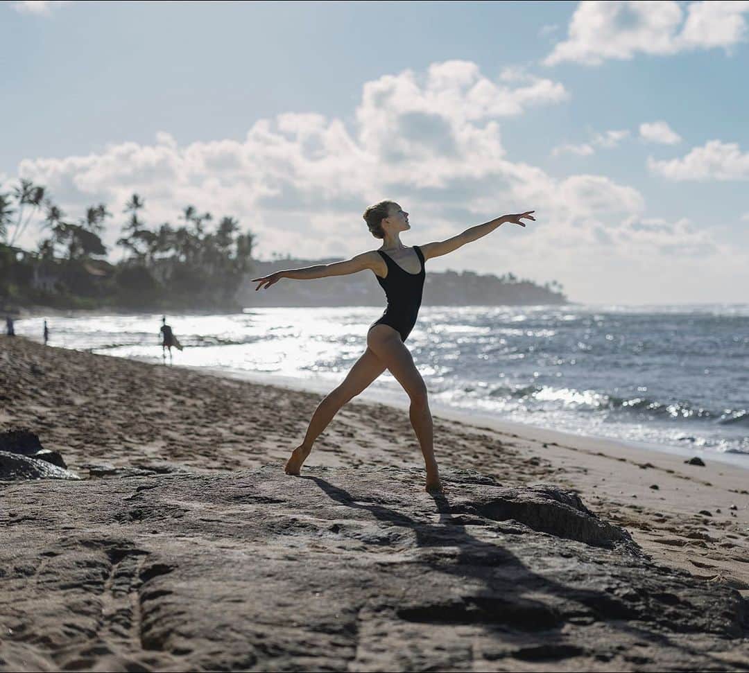 ballerina projectのインスタグラム：「𝐊𝐚𝐭𝐢𝐞 𝐖𝐢𝐥𝐥𝐢𝐚𝐦𝐬 at Diamond Head Beach on the island of Oahu. 🌊  @ktwil14 #katiewilliams #ballerinaproject #diamondheadbeach #oahu #hawaii #ballerina #ballet #dance #beach   Ballerina Project 𝗹𝗮𝗿𝗴𝗲 𝗳𝗼𝗿𝗺𝗮𝘁 𝗹𝗶𝗺𝗶𝘁𝗲𝗱 𝗲𝗱𝘁𝗶𝗼𝗻 𝗽𝗿𝗶𝗻𝘁𝘀 and 𝗜𝗻𝘀𝘁𝗮𝘅 𝗰𝗼𝗹𝗹𝗲𝗰𝘁𝗶𝗼𝗻𝘀 on sale in our Etsy store. Link is located in our bio.  𝙎𝙪𝙗𝙨𝙘𝙧𝙞𝙗𝙚 to the 𝐁𝐚𝐥𝐥𝐞𝐫𝐢𝐧𝐚 𝐏𝐫𝐨𝐣𝐞𝐜𝐭 on Instagram to have access to exclusive and never seen before content. 🩰」