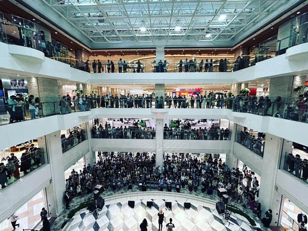のインスタグラム：「ど平日の火曜日。 池袋サンシャインシティ噴水広場にこんなにも沢山の方が集まってくれました。  「いつかここで歌いたいなぁ」と思ったのは中学の時だったな。 歌えたよ。  メジャーデビュー 1st. フルアルバム💿 「ENGABASIC」  初のフルアルバム。 明日発売です。  アルバムも聴いてほしいし、初のLIVE Blu-rayも観てほしい。  #ENGABASIC #ENViiGABRIELLA #Takassy #HIDEKiSM #Kamus #エンガブ  #ENGAB #ENGA部 #エンガ部 #GAVii」