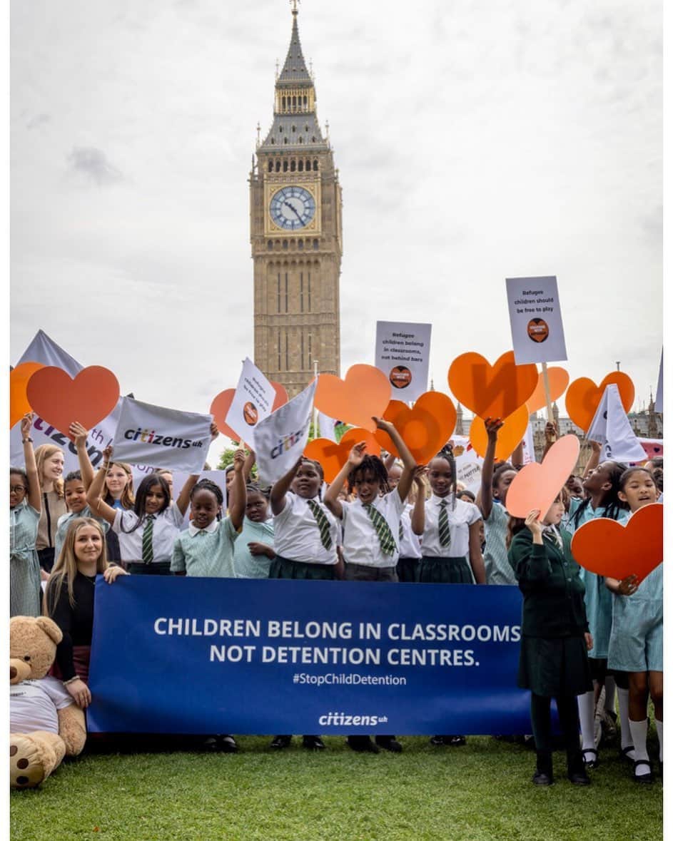 デビッド・モリシーのインスタグラム：「Refugee children belong in classrooms, not detention centres🧸  Child detention of refugees causes terrible physical and mental harm. That's why it was banned in the UK - but now this government wants to reintroduce it.   We can't let this happen.  I stand with @refugeestogether and @Citizens.uk to call on this gov to #StopChildDetention.」