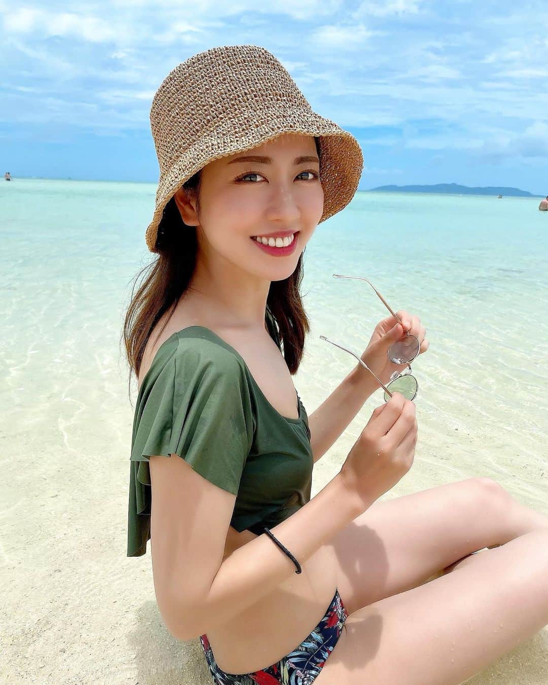 小山ひかるのインスタグラム：「31歳ラストDay🩷 大好きな海がある石垣島にいます🏝️🌺  31歳ありがとう!! そしてさようなら☺️✨ . . #石垣島 #石垣島旅行 #沖縄  #誕生日 #誕生日旅行 #竹富島 #コンドイビーチ」