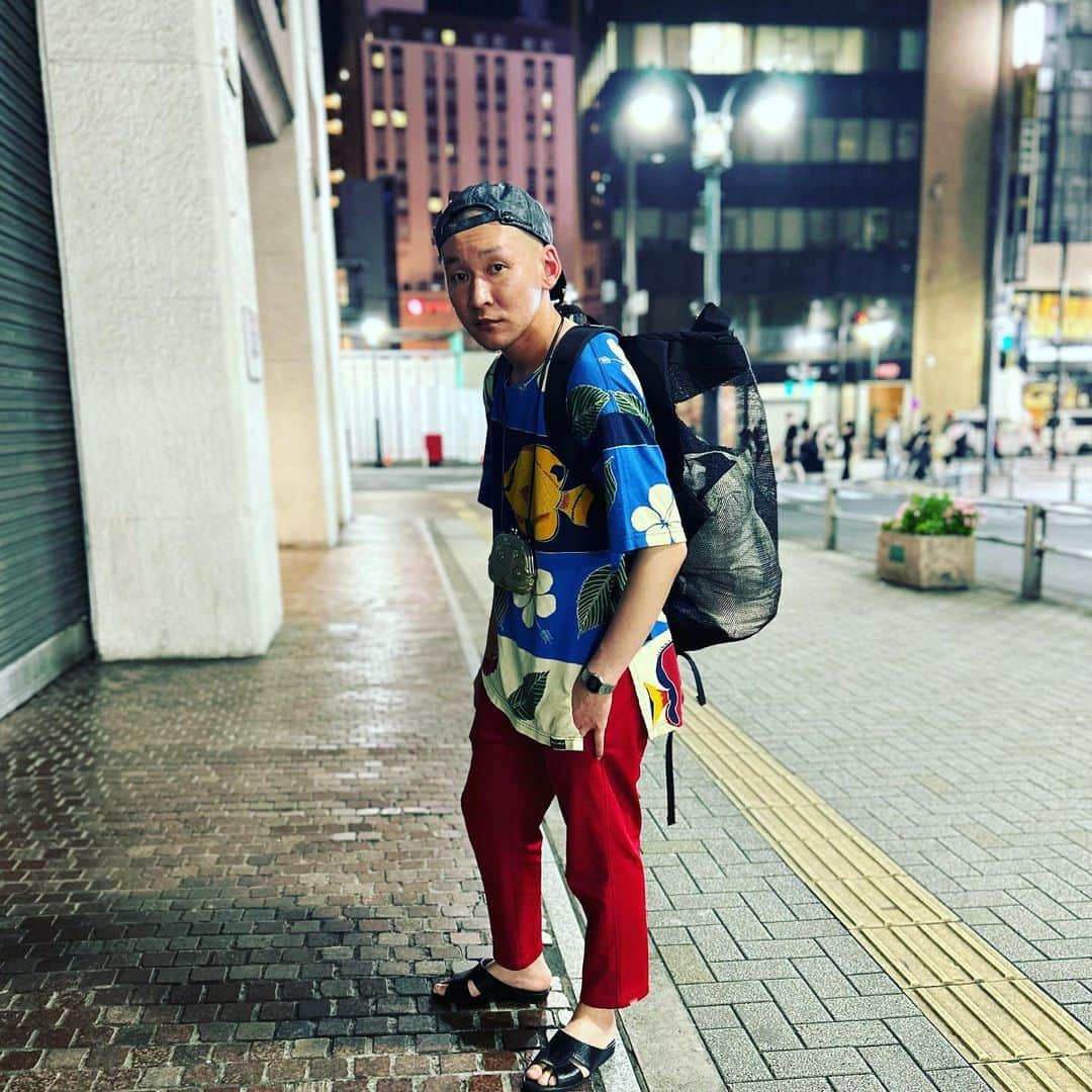 市川刺身さんのインスタグラム写真 - (市川刺身Instagram)「今日の服装。 渋谷でライブ２つ。 こっからこっから。  夏っぽい魚柄のスリットがドカっと入ったTシャツ。 赤のジャージで身軽に。 十四才で購入した帽子に黒の便所サンダル金のがま口mont-bellのメッシュリュックにコント道具いれて。  2日ほど探してようやくコント道具が見つかってちょっと嬉しいからライブ。 夏がやってくる頑張っていこう。 7/15.19:00のベストネタライブジョーカー是非。 帰り道に西武デパートの銅像に携帯置いて撮りました。 西武デパートありがとう。  #今日着た服 #ファッション #古着 #コント #蒸してる」6月27日 22時58分 - soitsudoitsu