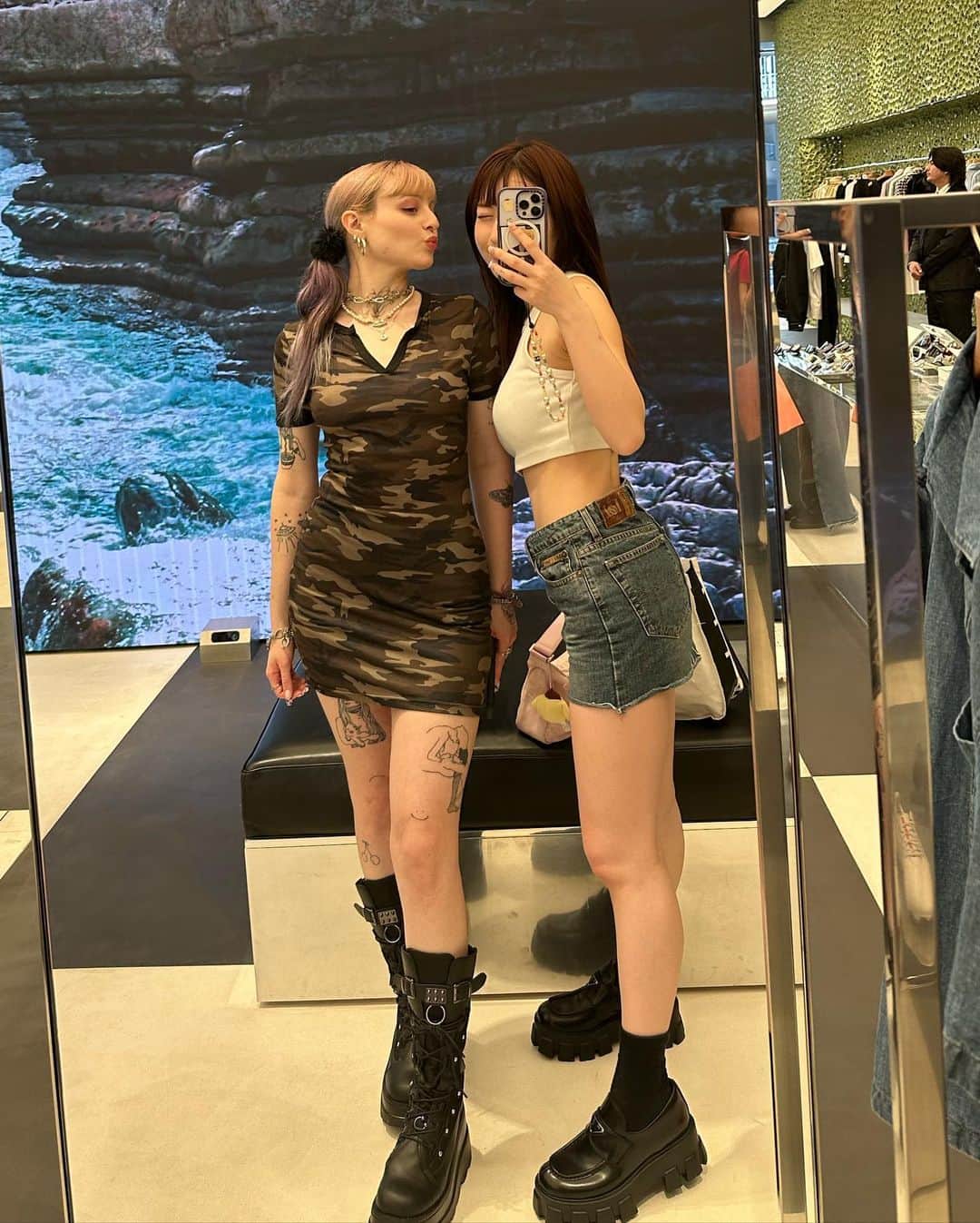 のインスタグラム：「👩‍👧👼💜🖤 @prada  #時差投稿」