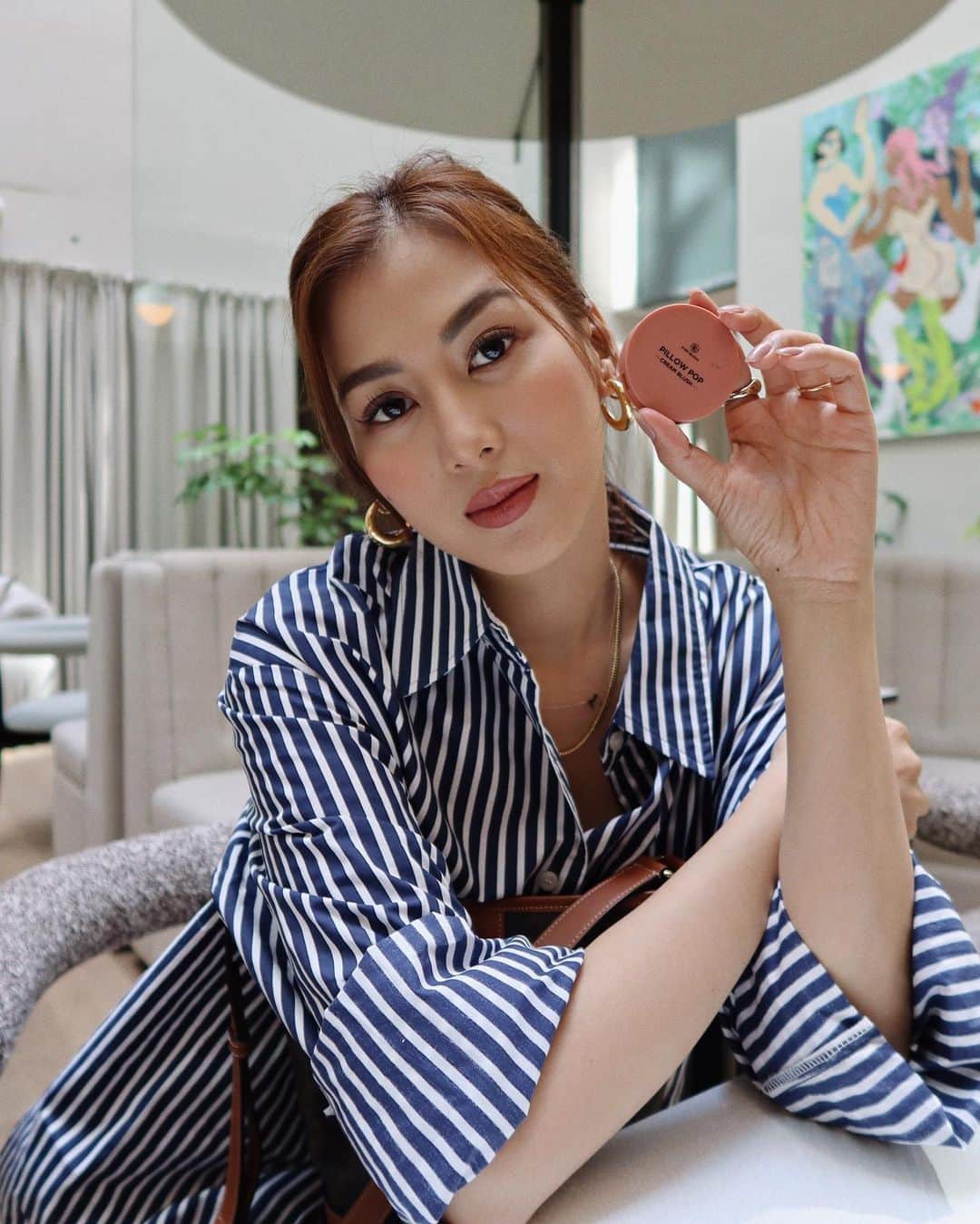 Alex Gonzagaさんのインスタグラム写真 - (Alex GonzagaInstagram)「It’s all about the lips and blush! I’m using everything from @everbilenaofficial pillow pop collection! Soft lang pero effect! 👏🏼🤎」6月27日 22時53分 - cathygonzaga