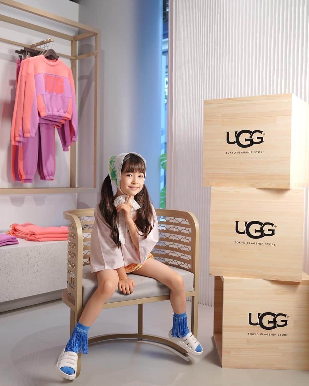 のインスタグラム：「「UGG®︎ TOKYO FLAGSHIP STORE」オープン記念イベントに参加させていただきました☺️  UGGのTシャツとサンダルに合わせてコーディネートしました☺️  大人サイズのTシャツですが、120cm着用のメアリーもおしゃれに着ることができました🥺  アジア初国内最大級の旗艦店は7/1(土)オープンです。 是非足を運んでみてください！！  @uggjapan  #UGG原宿 #UGG #夏コーデ #ファッション #モデル #アレン明亜莉クレア #めっちゃん」