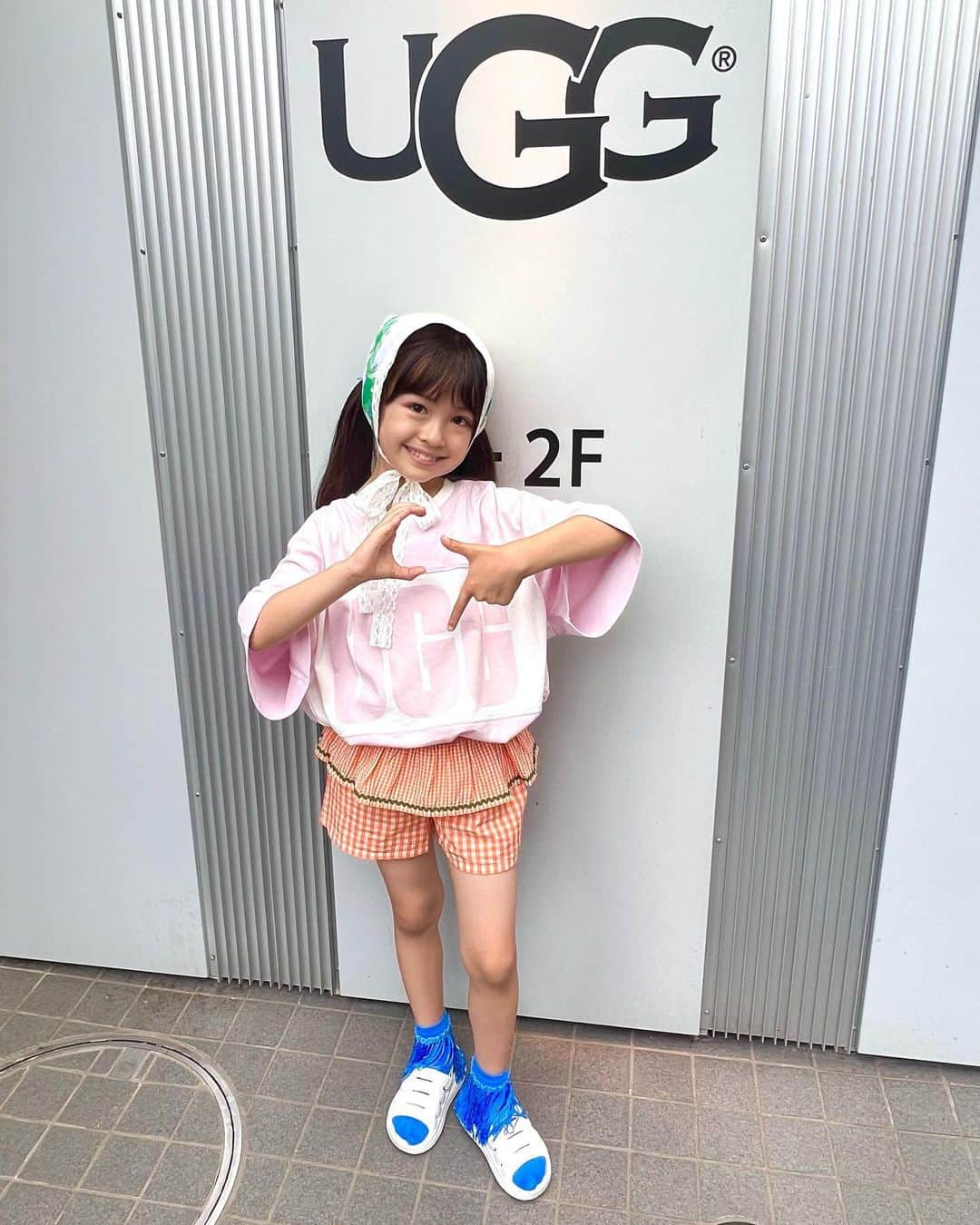 アレン明亜莉クレアさんのインスタグラム写真 - (アレン明亜莉クレアInstagram)「「UGG®︎ TOKYO FLAGSHIP STORE」オープン記念イベントに参加させていただきました☺️  UGGのTシャツとサンダルに合わせてコーディネートしました☺️  大人サイズのTシャツですが、120cm着用のメアリーもおしゃれに着ることができました🥺  アジア初国内最大級の旗艦店は7/1(土)オープンです。 是非足を運んでみてください！！  @uggjapan  #UGG原宿 #UGG #夏コーデ #ファッション #モデル #アレン明亜莉クレア #めっちゃん」6月27日 22時54分 - mary.2015c