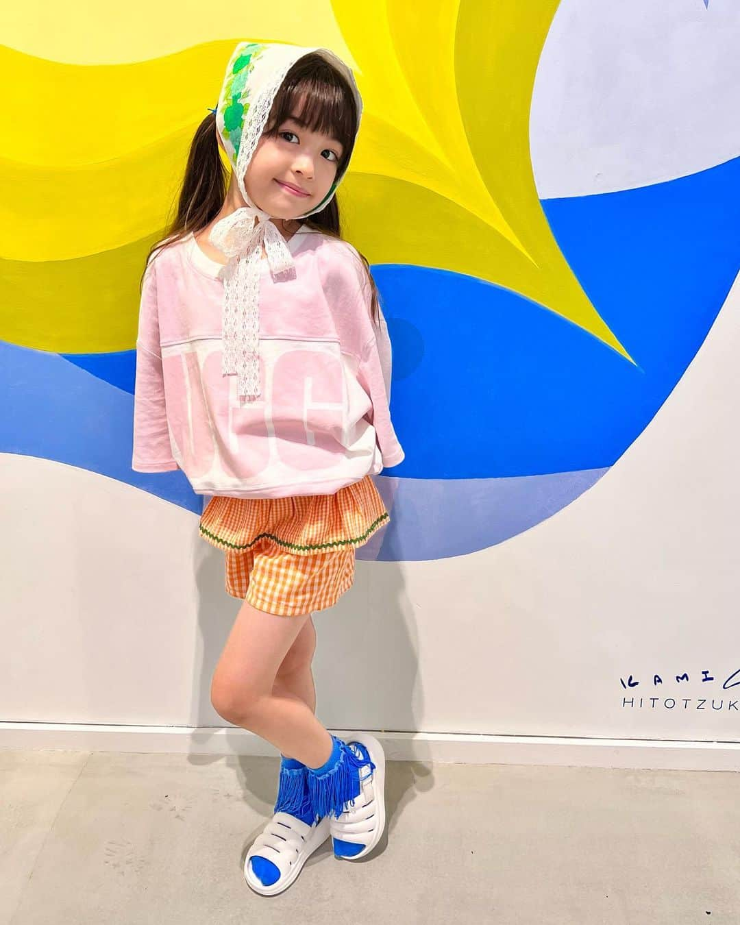 アレン明亜莉クレアさんのインスタグラム写真 - (アレン明亜莉クレアInstagram)「「UGG®︎ TOKYO FLAGSHIP STORE」オープン記念イベントに参加させていただきました☺️  UGGのTシャツとサンダルに合わせてコーディネートしました☺️  大人サイズのTシャツですが、120cm着用のメアリーもおしゃれに着ることができました🥺  アジア初国内最大級の旗艦店は7/1(土)オープンです。 是非足を運んでみてください！！  @uggjapan  #UGG原宿 #UGG #夏コーデ #ファッション #モデル #アレン明亜莉クレア #めっちゃん」6月27日 22時54分 - mary.2015c