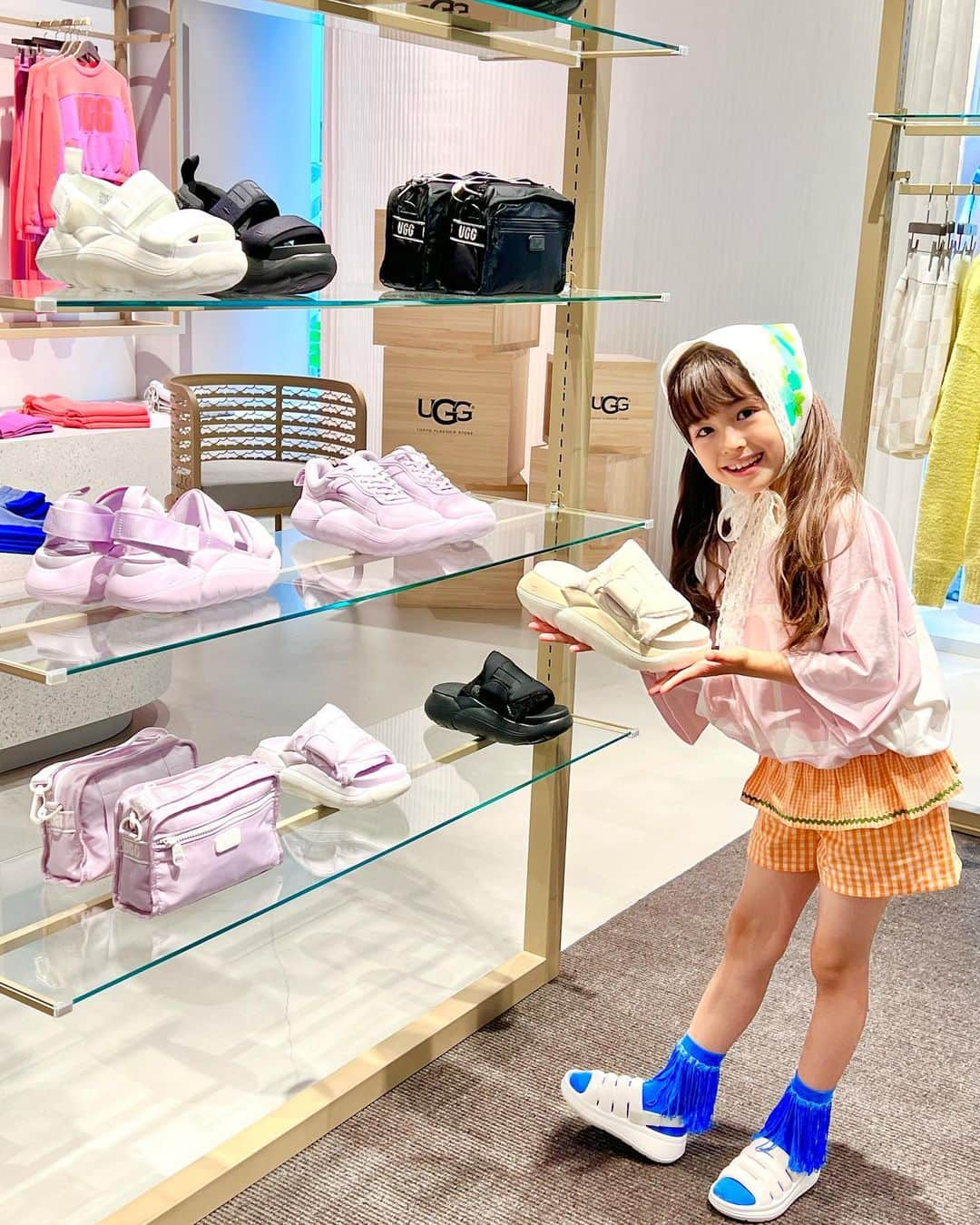 アレン明亜莉クレアさんのインスタグラム写真 - (アレン明亜莉クレアInstagram)「「UGG®︎ TOKYO FLAGSHIP STORE」オープン記念イベントに参加させていただきました☺️  UGGのTシャツとサンダルに合わせてコーディネートしました☺️  大人サイズのTシャツですが、120cm着用のメアリーもおしゃれに着ることができました🥺  アジア初国内最大級の旗艦店は7/1(土)オープンです。 是非足を運んでみてください！！  @uggjapan  #UGG原宿 #UGG #夏コーデ #ファッション #モデル #アレン明亜莉クレア #めっちゃん」6月27日 22時54分 - mary.2015c