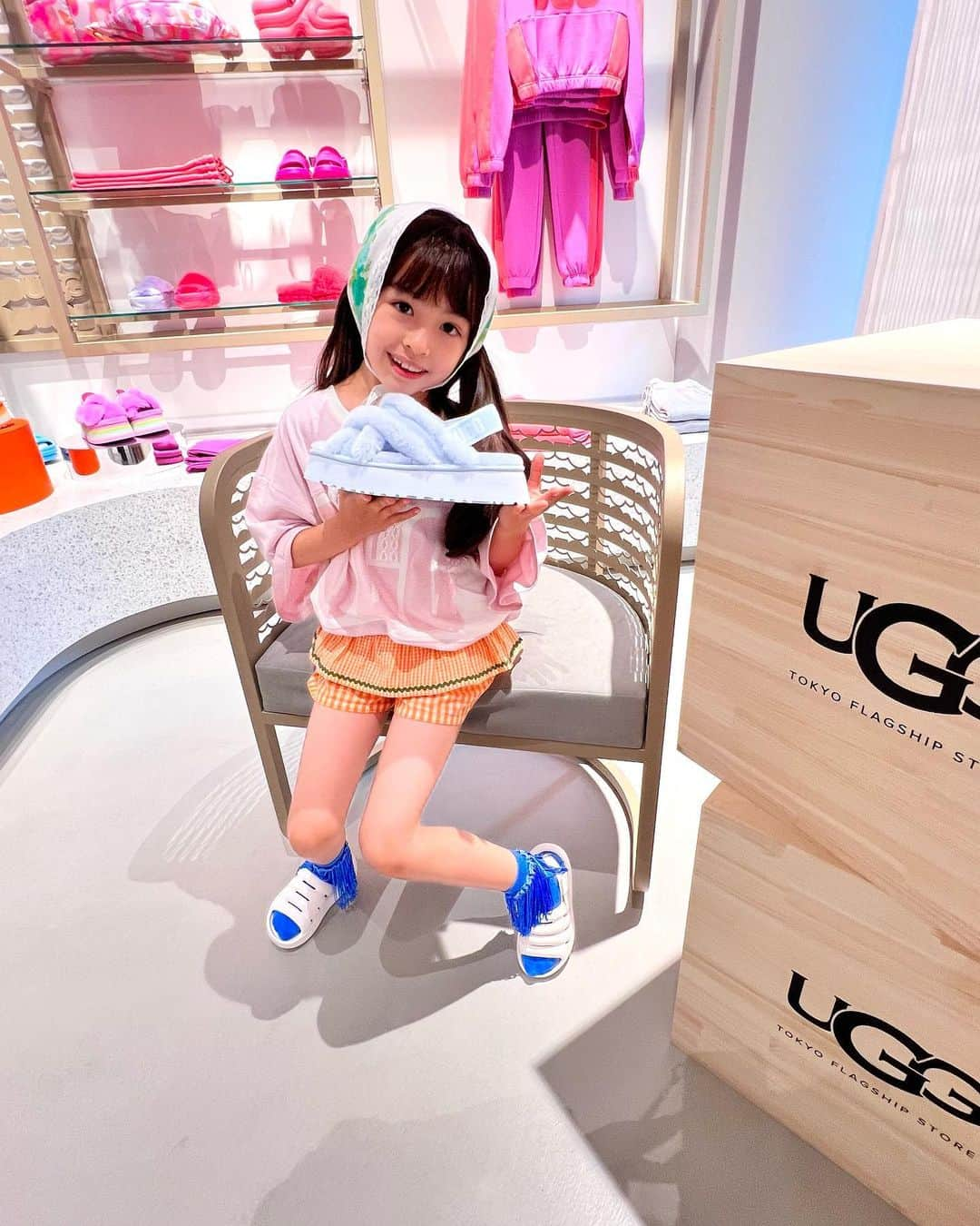 アレン明亜莉クレアさんのインスタグラム写真 - (アレン明亜莉クレアInstagram)「「UGG®︎ TOKYO FLAGSHIP STORE」オープン記念イベントに参加させていただきました☺️  UGGのTシャツとサンダルに合わせてコーディネートしました☺️  大人サイズのTシャツですが、120cm着用のメアリーもおしゃれに着ることができました🥺  アジア初国内最大級の旗艦店は7/1(土)オープンです。 是非足を運んでみてください！！  @uggjapan  #UGG原宿 #UGG #夏コーデ #ファッション #モデル #アレン明亜莉クレア #めっちゃん」6月27日 22時54分 - mary.2015c