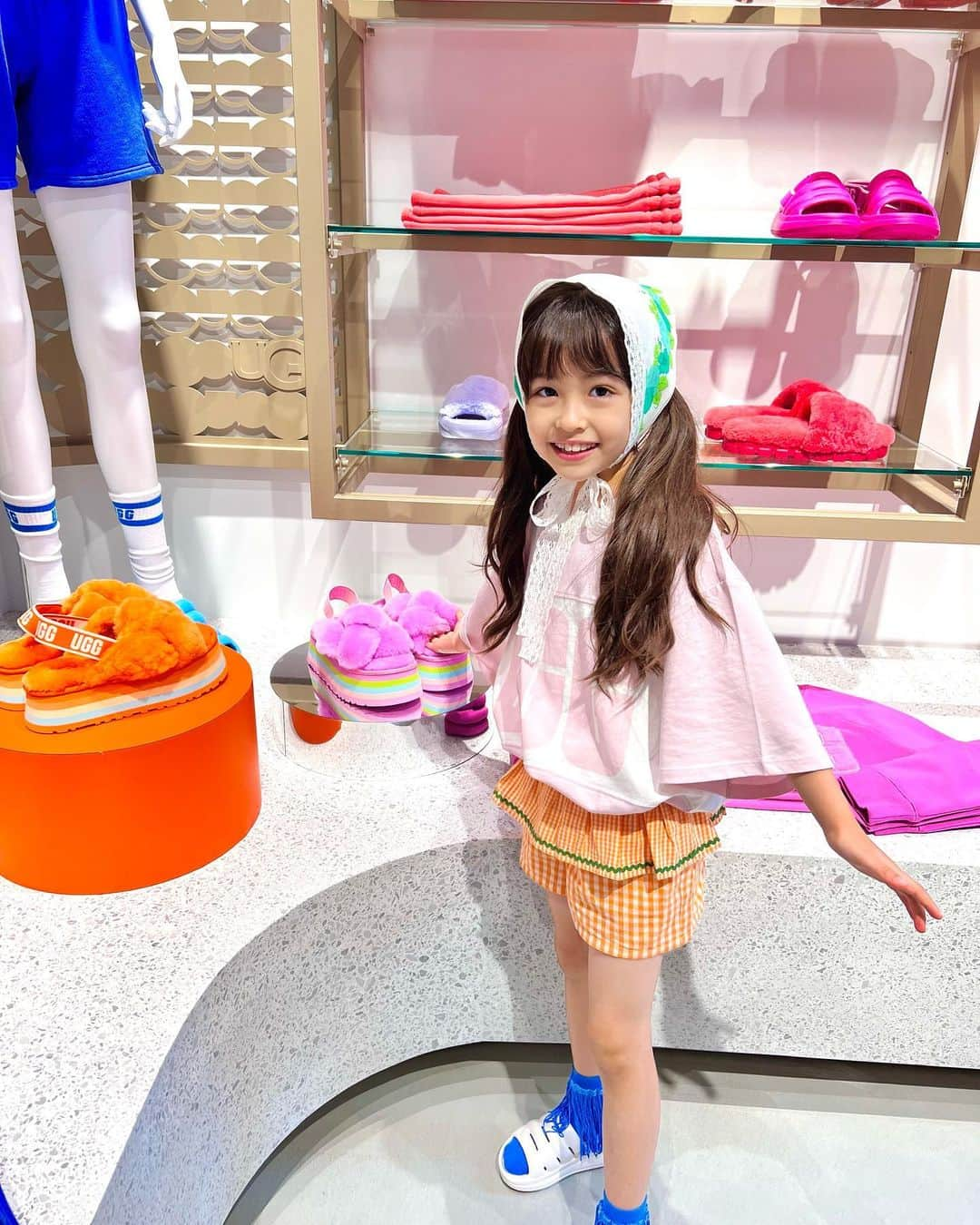 アレン明亜莉クレアさんのインスタグラム写真 - (アレン明亜莉クレアInstagram)「「UGG®︎ TOKYO FLAGSHIP STORE」オープン記念イベントに参加させていただきました☺️  UGGのTシャツとサンダルに合わせてコーディネートしました☺️  大人サイズのTシャツですが、120cm着用のメアリーもおしゃれに着ることができました🥺  アジア初国内最大級の旗艦店は7/1(土)オープンです。 是非足を運んでみてください！！  @uggjapan  #UGG原宿 #UGG #夏コーデ #ファッション #モデル #アレン明亜莉クレア #めっちゃん」6月27日 22時54分 - mary.2015c