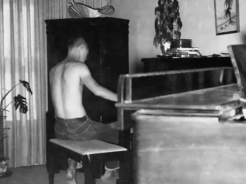 ブライアン・ウィルソンさんのインスタグラム写真 - (ブライアン・ウィルソンInstagram)「Teenage Brian at the family keyboard. Who would know? …  #1950s #keyboard #brian #surfergirl」6月27日 23時05分 - brianwilsonlive