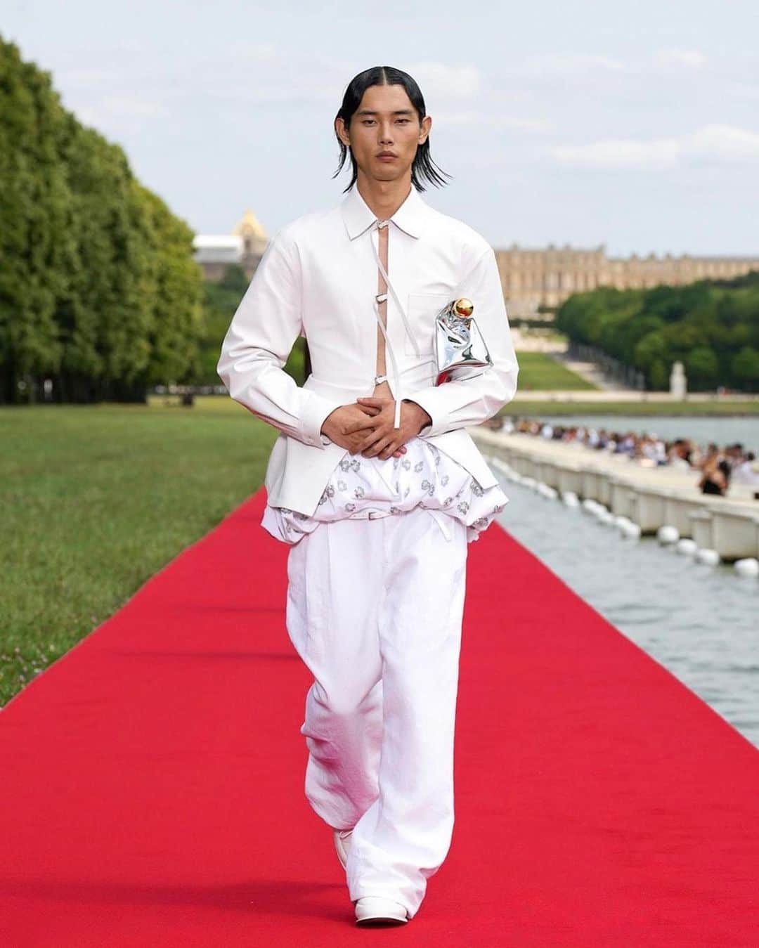 Blonde Saladさんのインスタグラム写真 - (Blonde SaladInstagram)「The renowned French designer Simon Porte Jacquemus has once again showcased his ability to communicate through his collections, conveying imagery that symbolize his unique aesthetic. This time, with the "Le Chouchou" collection, he chose the Palace of Versailles as the venue for his runway show, attracting an incredible front row of celebrities.  📸 Getty Images   #Jacquemus #VictoriaBeckham #DavidBeckham #Versailles #Collection」6月27日 23時03分 - theblondesalad