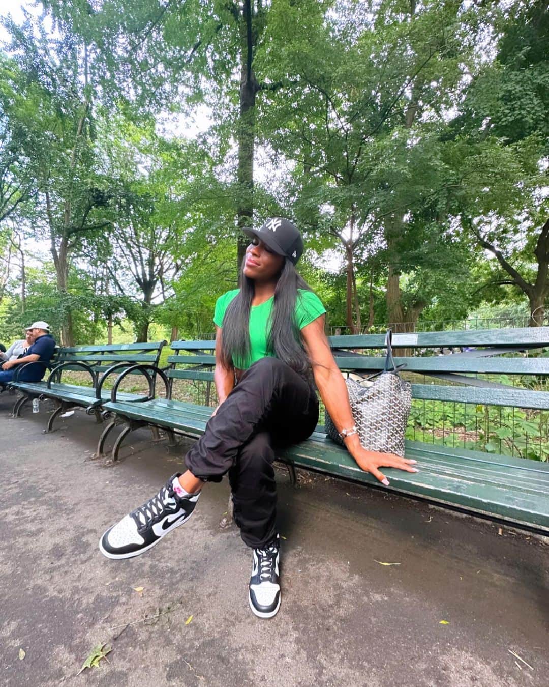 アシュリー・ヘンダーソンのインスタグラム：「Here for a good time, not a long time🗽」