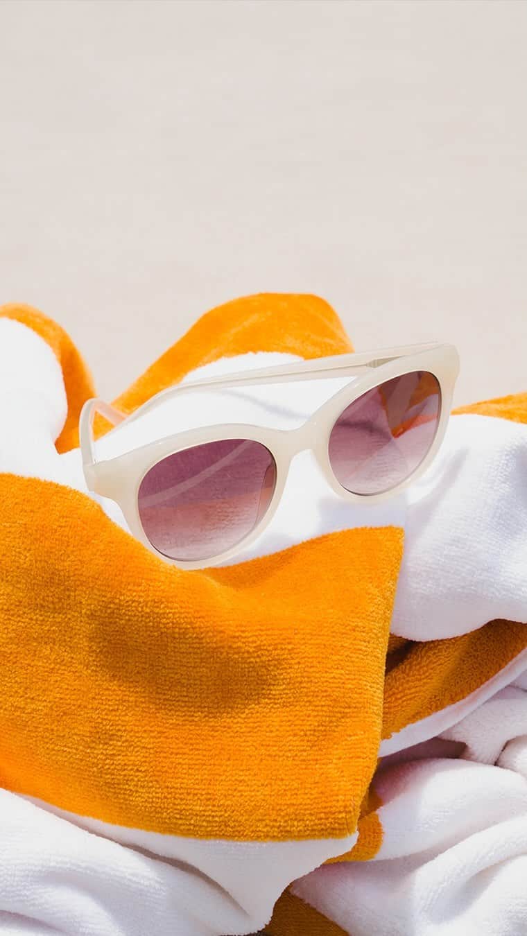 のインスタグラム：「Raise your hand if your still in weekend mode😎✋ #SunniestSideUp」