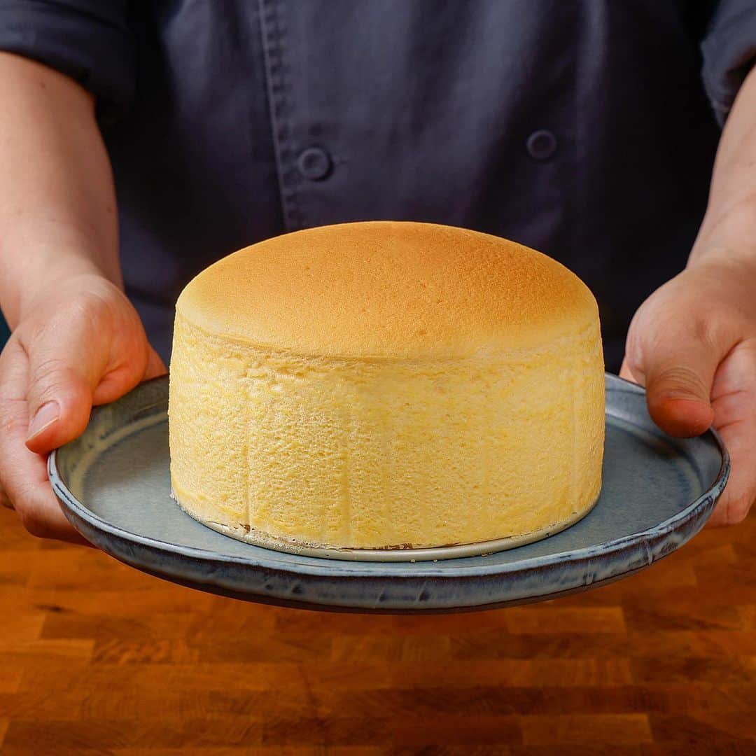 eguchikazuakiのインスタグラム：「【スフレチーズケーキ完結編】  明日公開の動画はスフレチーズケーキです ヨーグルトを使ったバージョンではなく、完全なる新しいレシピです。 もはや完結編ともいえるスフレチーズケーキの最終版が出来ました  レシピはこちら ↓↓ ▶︎スフレチーズケーキ 直径15cm丸型1台分 卵 3個 牛乳 100g クリームチーズ 100g 無塩バター 50g グラニュー糖 60g 薄力粉 40g  熱いお湯(65〜100℃程度)で湯煎焼き 210℃予熱  家庭用オーブンで作るポイントを詰め込みました めちゃくちゃ美味しいのでぜひ見て作り方を覚えてくださいね  編集間に合わす  今日は朝早くから刺激を受けっぱなしの1日でした、まだまだ無限の可能性にチャレンジしたいと思います👋🏻  #cheesecake #japanesecheesecake #cheese #japanesefood #recipe #easyrecipes #cheeserecipes #youtuberecipe #pastrychef #chefrecipe #homemade #homecooking #easycooking」
