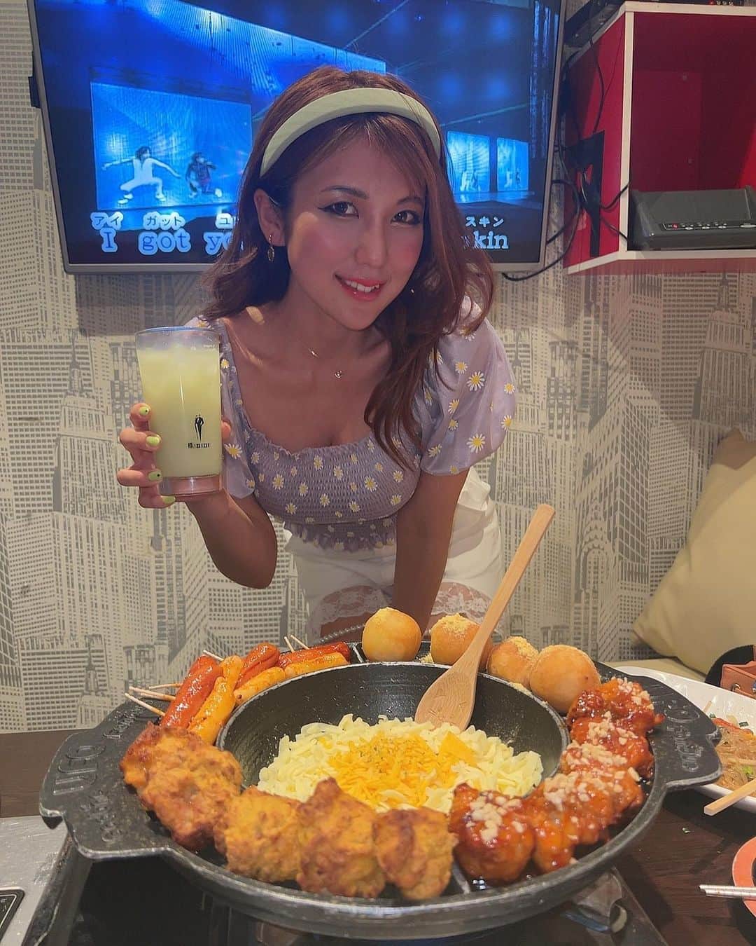 神谷麻美さんのインスタグラム写真 - (神谷麻美Instagram)「#RED×GOOBNE で、2時間たっぷりコース飲み放題付き 食べたよ💖🧀💖🌈💖✨️  料理全部6品全部すごく美味しい〜🥰🩷✨️ 韓国料理好き〜🥰🩷🇰🇷✨️  しかもカラオケ付いてたから、いっぱい歌って楽しすぎたぁ🥰🎤❣️❣️✨️  メインディッシュは、5つの中から選べて、 #UFOチーズボールフォンデュ にしたよぉ💖🛸✨️ 美味しすぎ〜💖✨️ チーズすごく伸びる〜🧀🩷🩷✨️  ハニーチーズチヂミもチャプチェもすごく美味しかったぁ❣️❣️🥰🫶💖✨️  マッコリもいろんな種類あって美味しかったぁ🍶💖🌿💖✨️  カラオケついてて、ご飯も美味しくて、楽しかった🥰🎤💖🎶✨️  PR @red_goobnechicken #新大久保グルメ #グッネチキン #新大久保ランチ #新大久保ディナー #新大久保コース #新大久保個室  #新大久保韓国料理」6月27日 23時16分 - asamice428